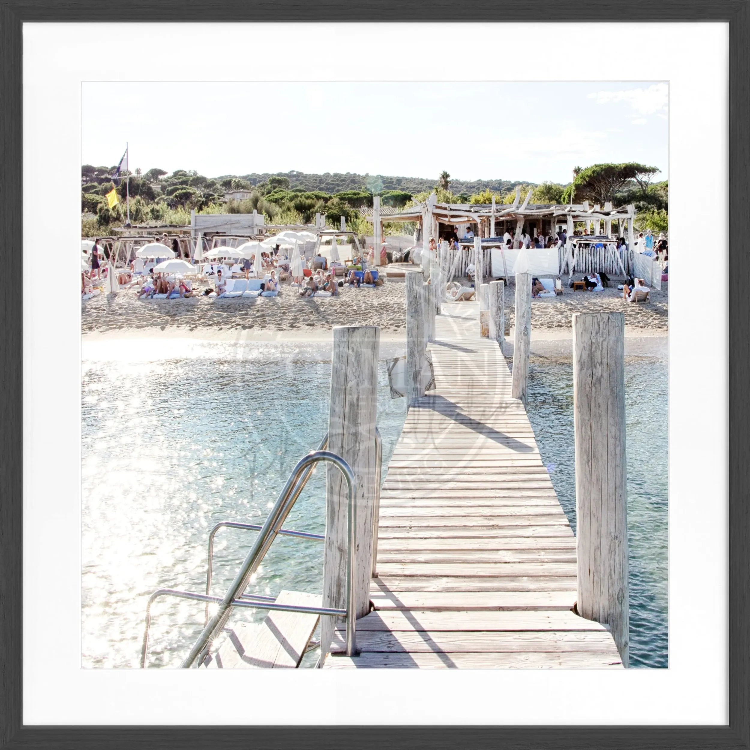 Schwarz-weiß Poster mit Rahmen ’Steg Le Club 55’ Saint Tropez, quadratisch 55x55cm, von Cosman-Photocollection.
