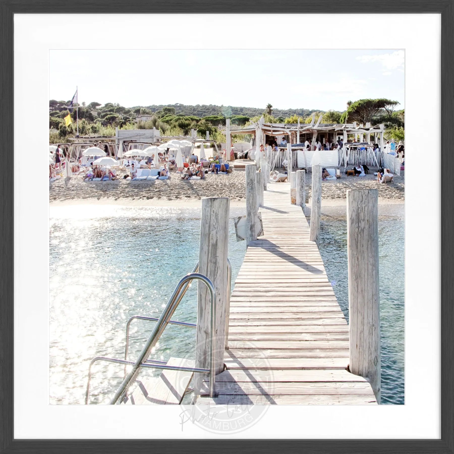 Schwarz-weiß Poster mit Rahmen ’Steg Le Club 55’ Saint Tropez, quadratisch 55x55cm, von Cosman-Photocollection.