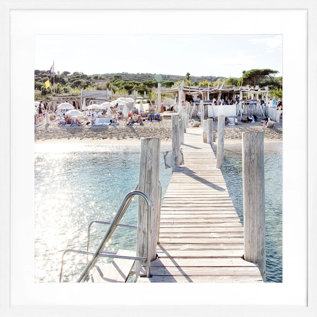 Schwarz-weiß Poster mit Rahmen ’Steg Le Club 55’ Saint Tropez, quadratisch, 55x55cm, von Cosman-Photocollection.