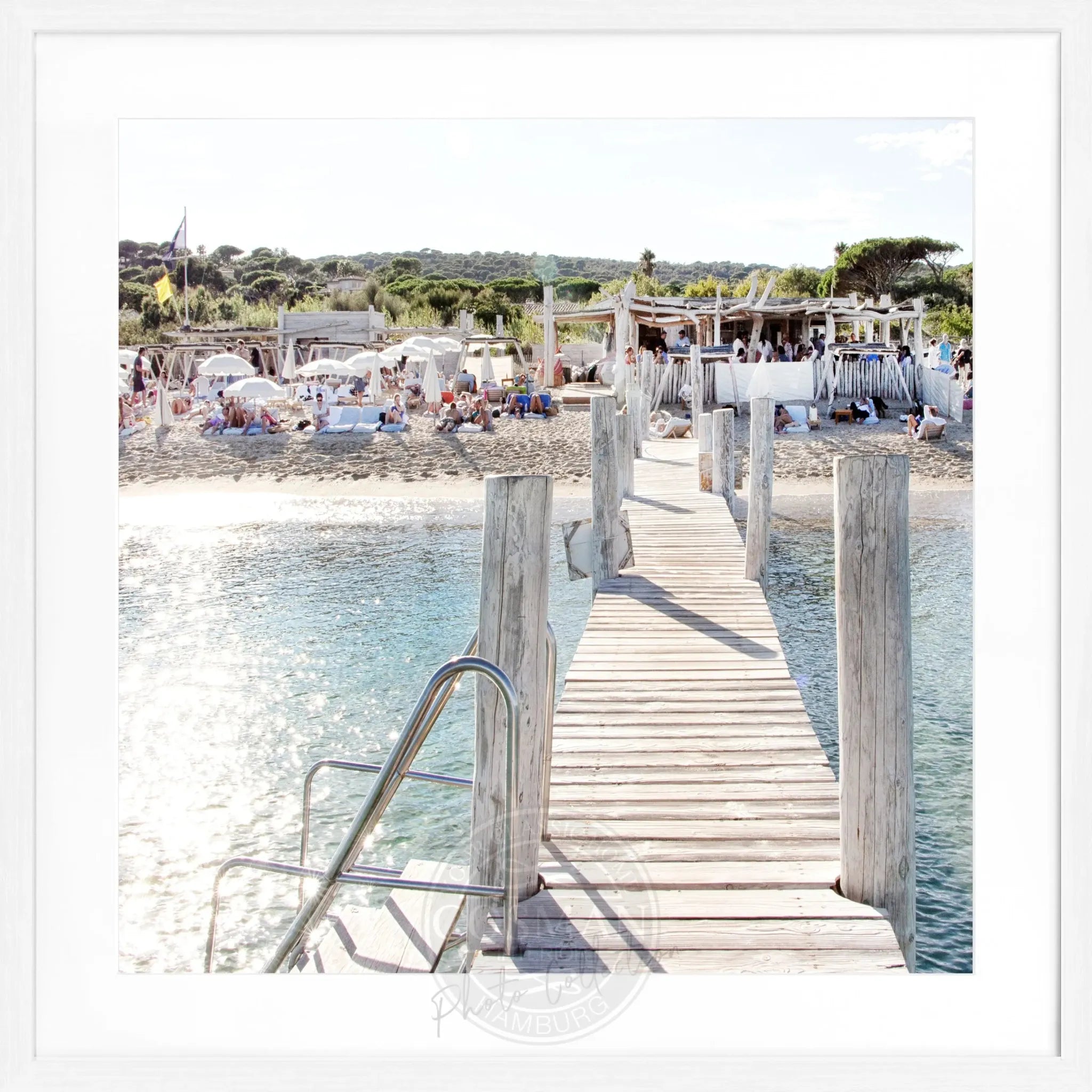Schwarz-weiß Poster mit Rahmen ’Steg Le Club 55’ Saint Tropez, quadratisch, 55x55cm, von Cosman-Photocollection.