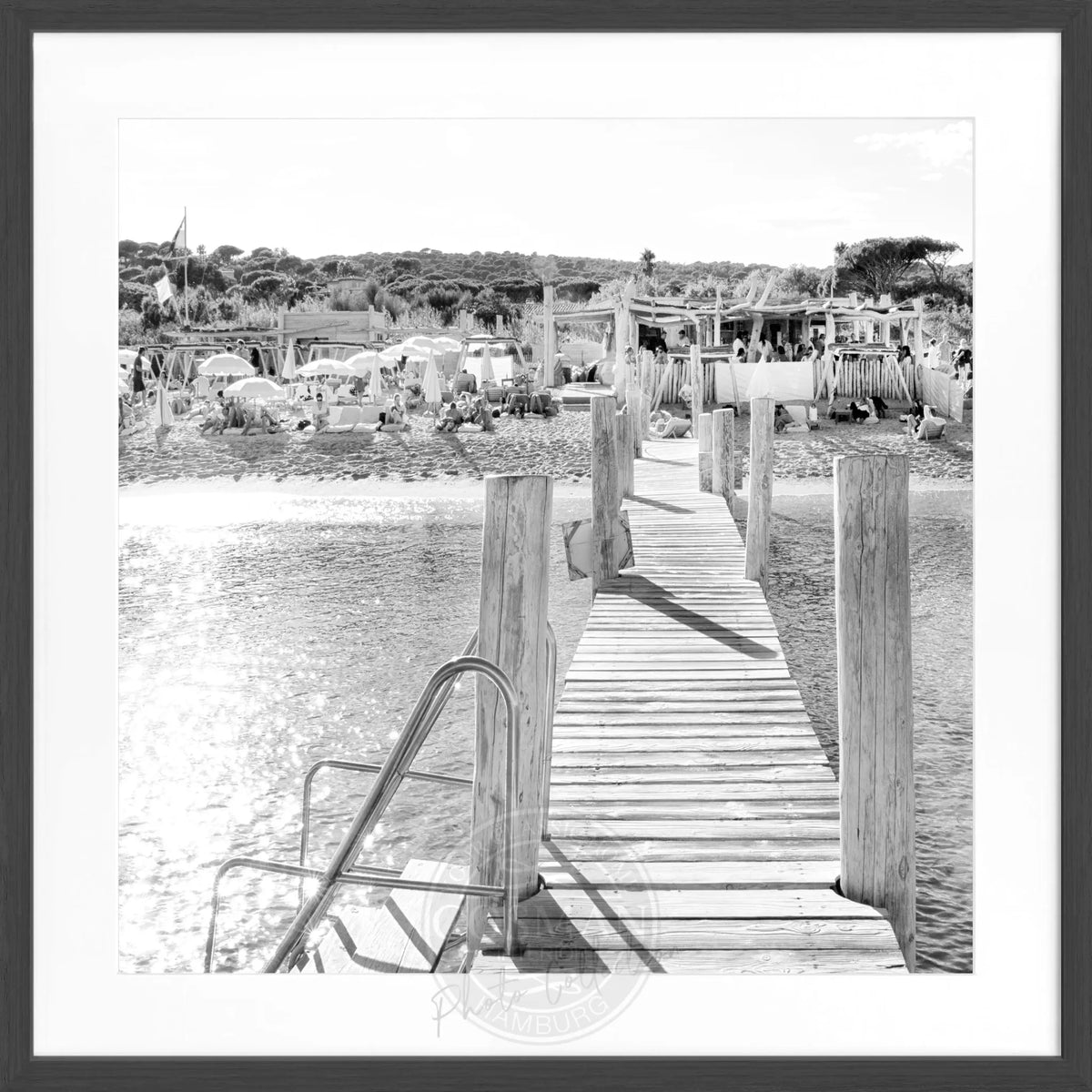 Schwarz-weiß Poster mit Rahmen von Cosman-Photocollection, Motiv 'Le Club 55' in Saint Tropez, quadratisch 55x55 cm