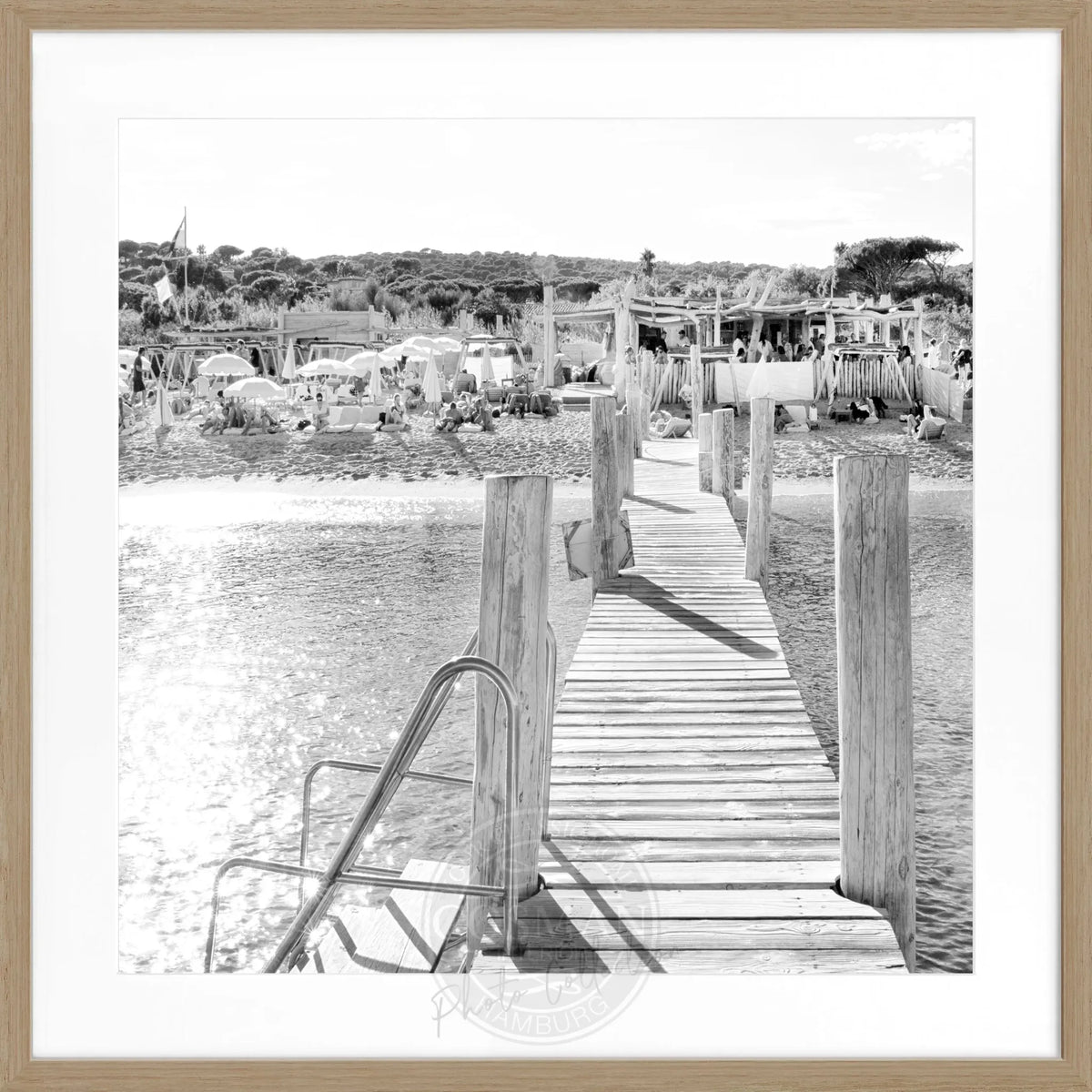 Schwarz-weiß Poster mit Rahmen 'Steg Le Club 55' Saint Tropez, quadratisch 55x55 cm, von Cosman-Photocollection.