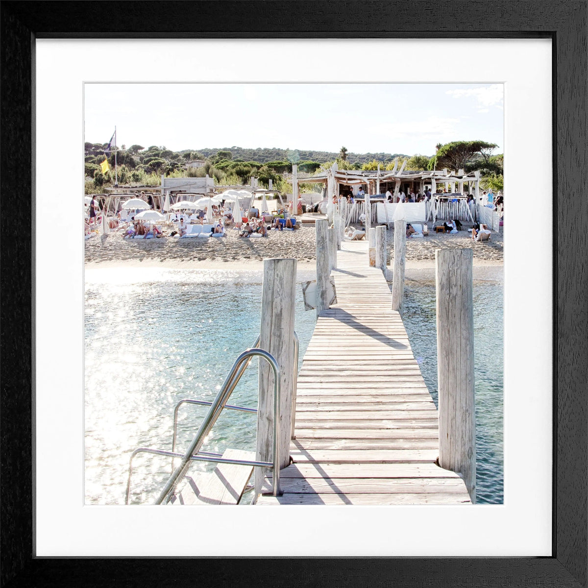 Schwarz-weiß Poster mit Rahmen, Motiv vom 'Steg Le Club 55' in Saint Tropez, von Cosman-Photocollection, 55x55 cm