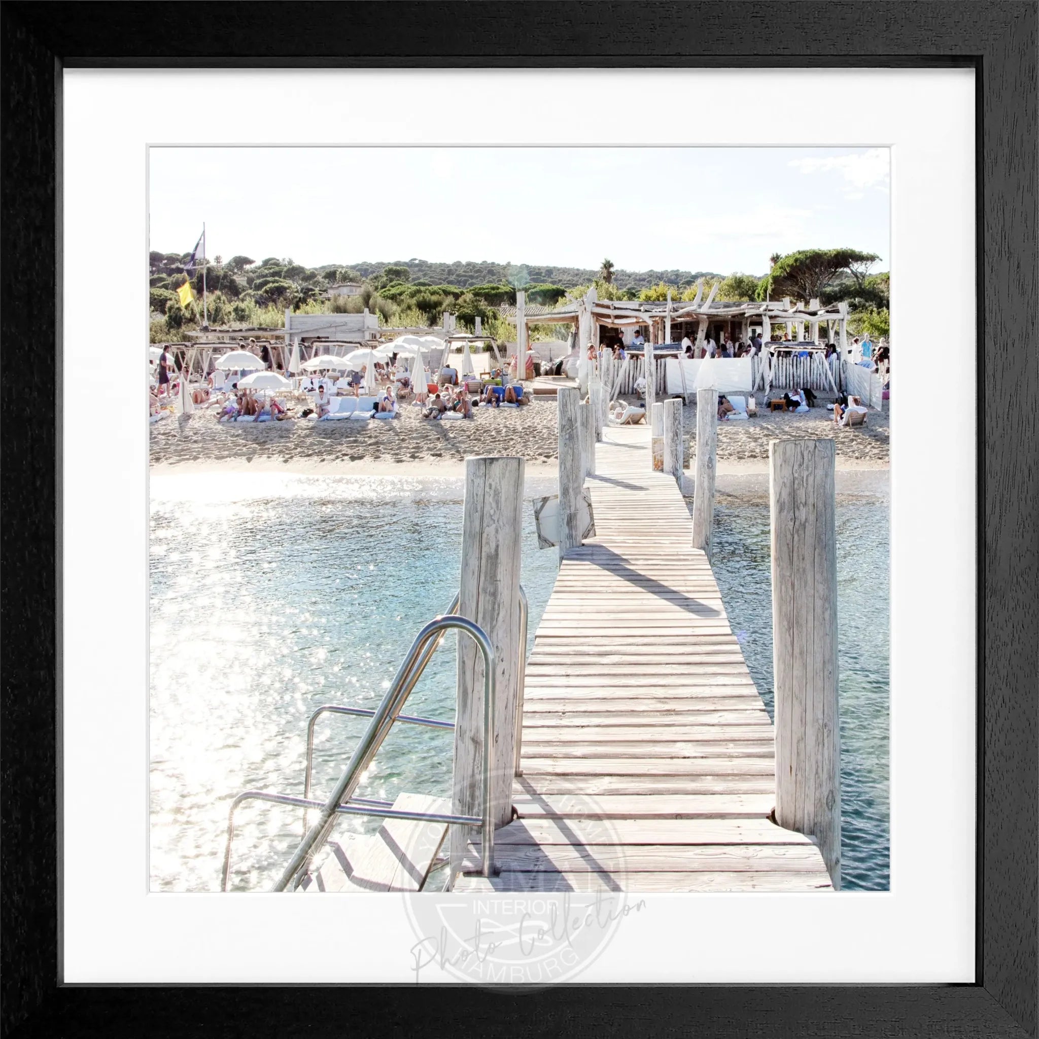 Schwarz-weiß Poster mit Rahmen, Motiv vom 'Steg Le Club 55' in Saint Tropez, von Cosman-Photocollection, 55x55 cm