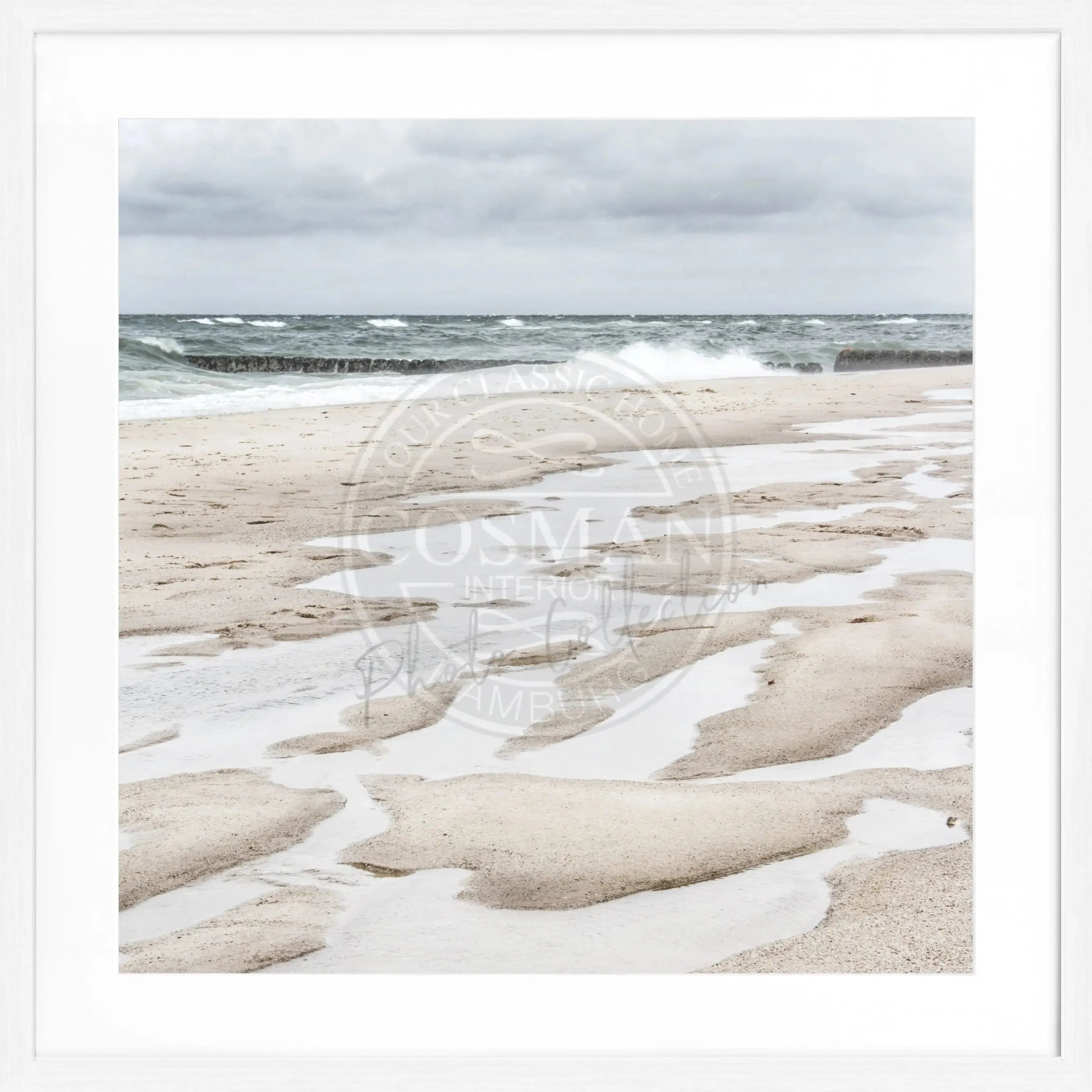 Schwarz-weißes Poster mit Rahmen von Cosman-Photocollection, Motiv vom Strand Sylt, quadratisch 55x55 cm, elegant dekoratives Wandbild