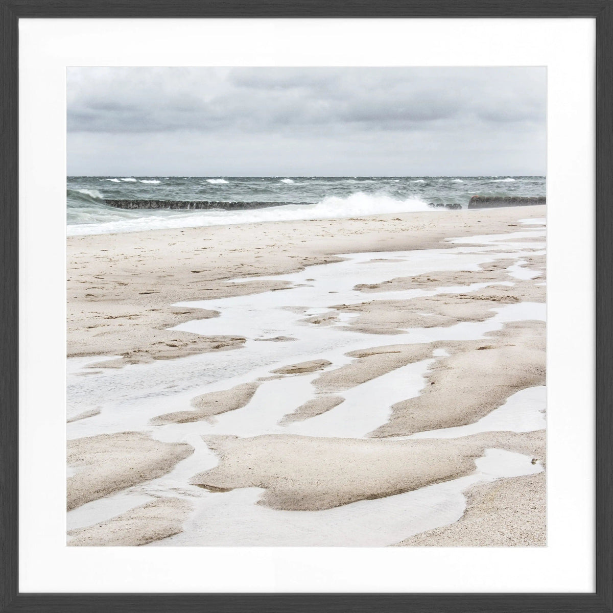 Schwarz-weiß Poster mit Rahmen, zeigt einen Strand auf Sylt, von Cosman-Photocollection, quadratisch 55x55cm, dekoratives Wandbild