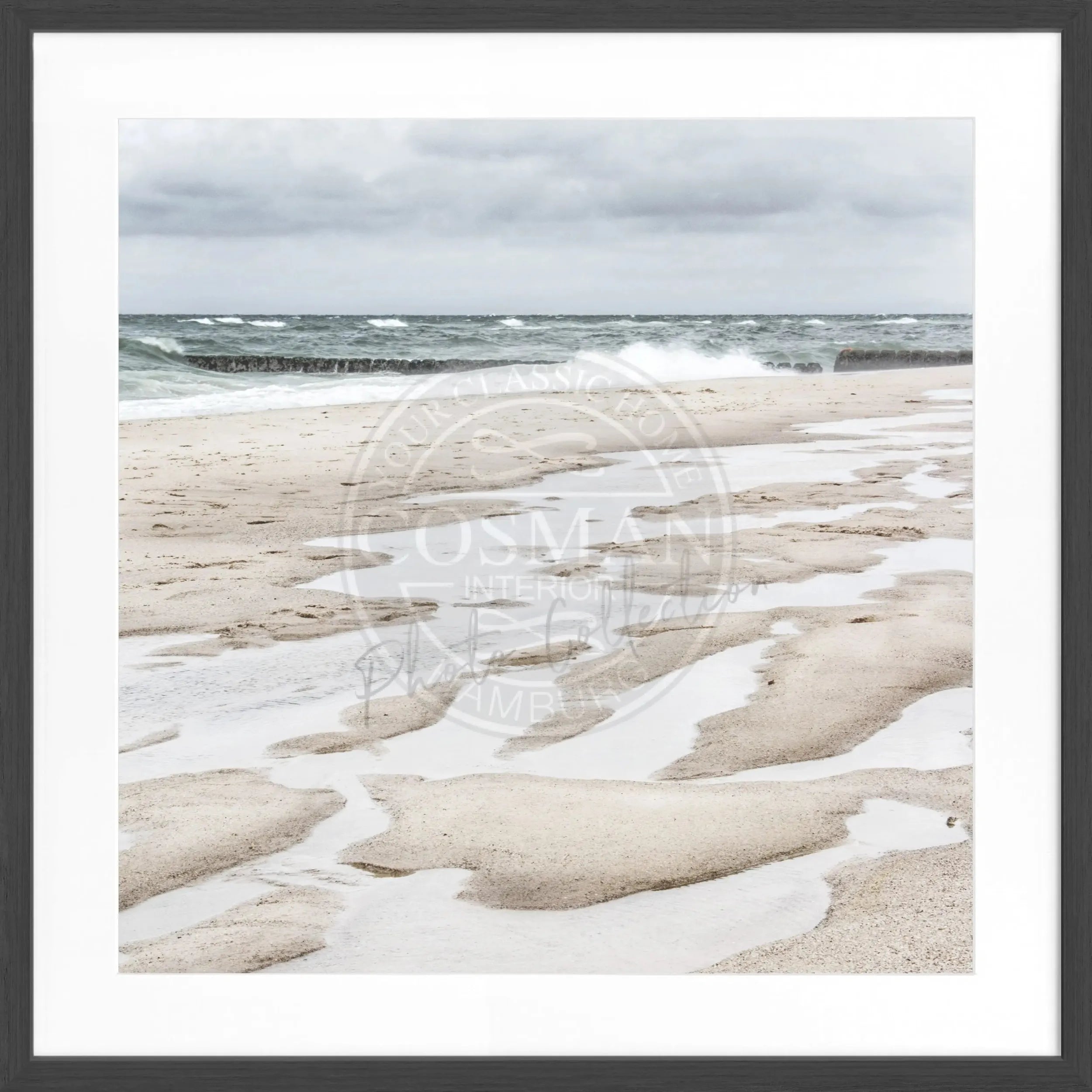 Schwarz-weiß Poster mit Rahmen, zeigt einen Strand auf Sylt, von Cosman-Photocollection, quadratisch 55x55cm, dekoratives Wandbild