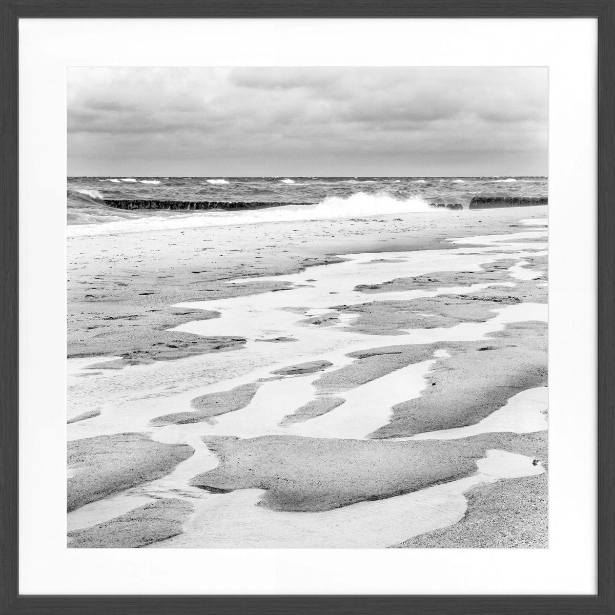 Schwarz-weiß Poster mit Rahmen, Motiv Strand auf Sylt, von Cosman-Photocollection, quadratisch 55x55cm.