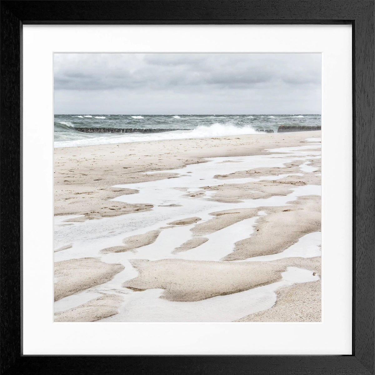 Schwarz-weiß Poster mit Rahmen von Cosman-Photocollection, Motiv vom Strand auf Sylt, quadratisch 55x55cm, modernes Wandbild