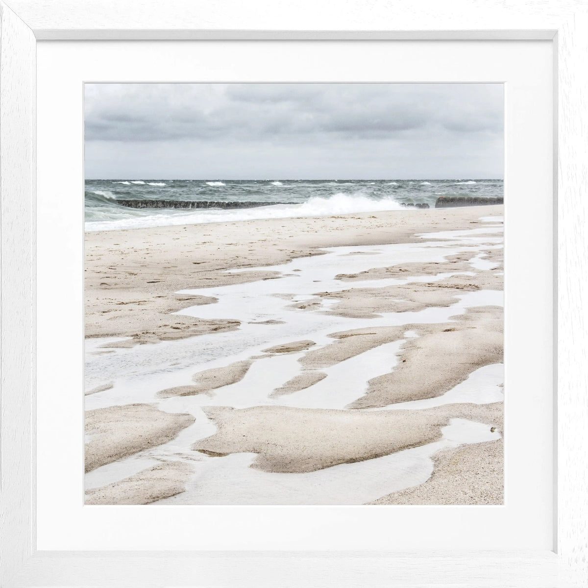 Schwarz-weiß Poster mit Rahmen, Strandmotiv von Sylt, in quadratischem Format, von Cosman-Photocollection.