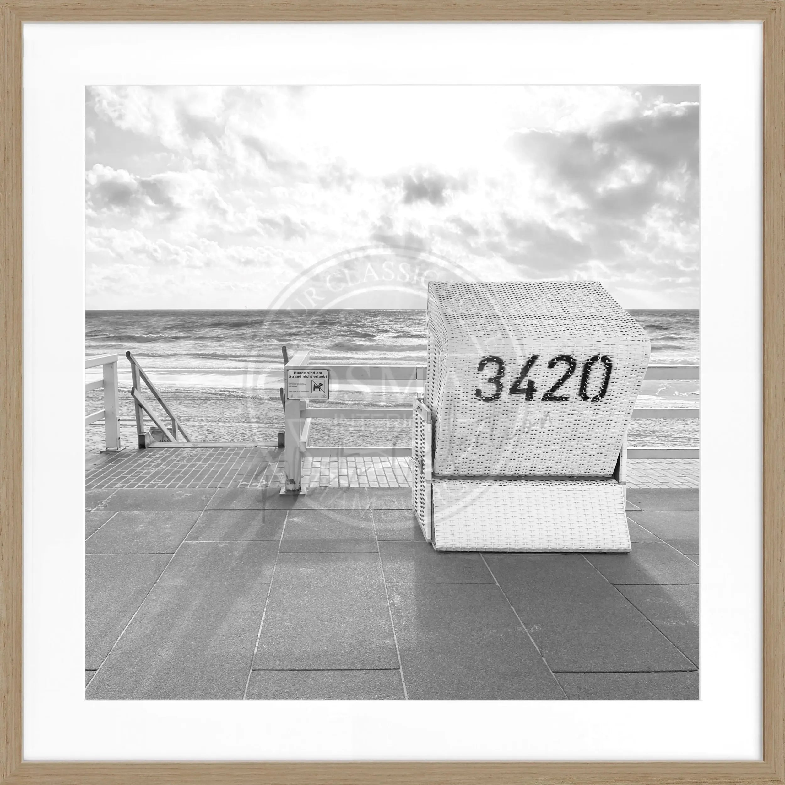 Schwarz-weiß Poster mit Rahmen von Cosman-Photocollection, Strandkorb Westerland Sylt, quadratisch, 55x55 cm, Fotokunst