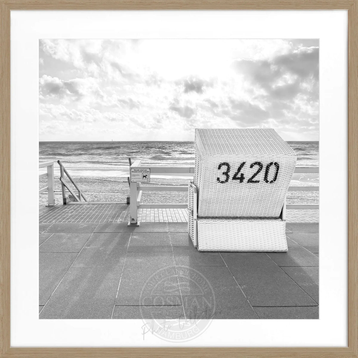Schwarz-weiß Poster mit Rahmen von Cosman-Photocollection, Strandkorb Westerland Sylt, quadratisch, 55x55 cm, Fotokunst