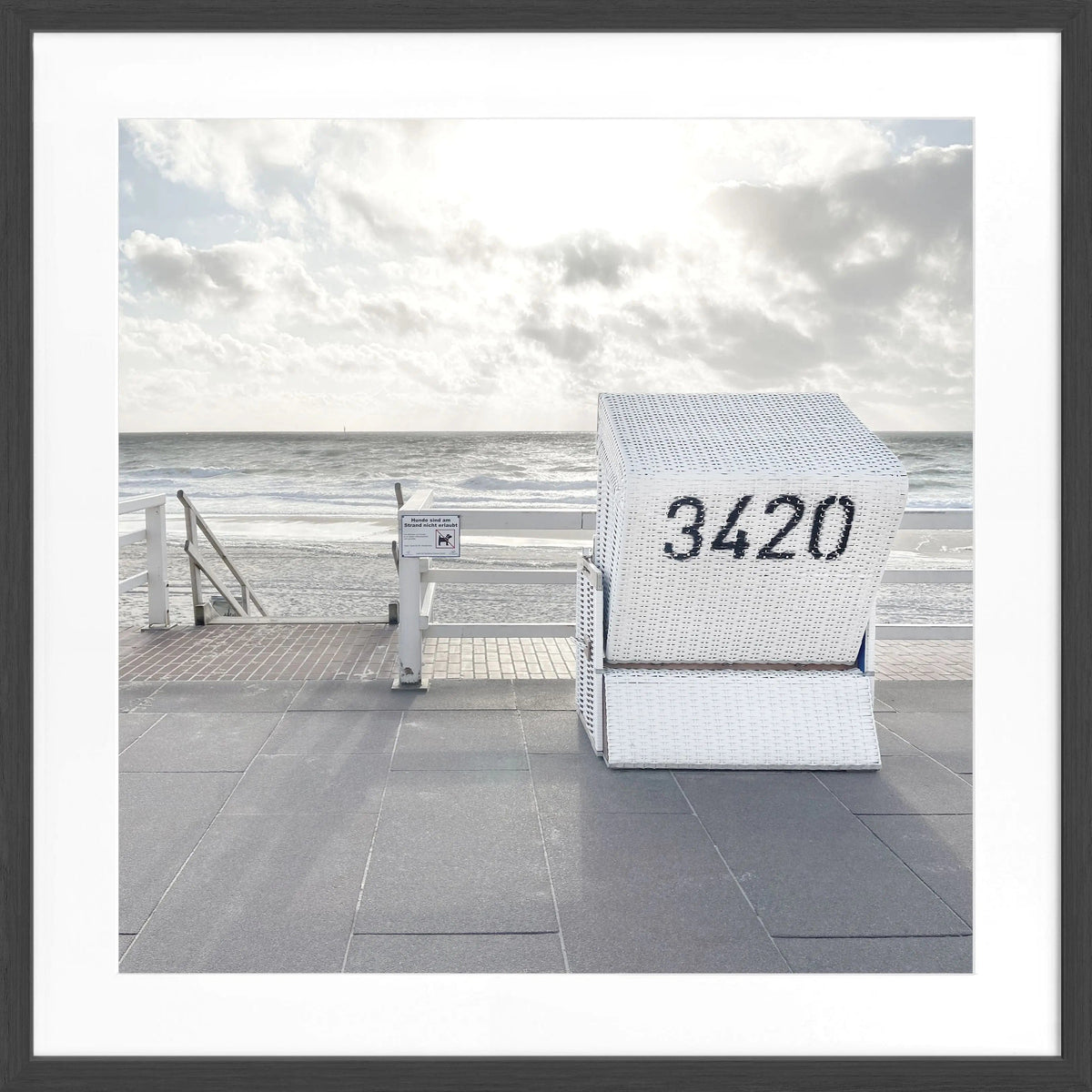 Schwarz-weiß Poster mit Rahmen, Motiv eines Strandkorbs in Westerland auf Sylt, von Cosman-Photocollection, 55x55cm