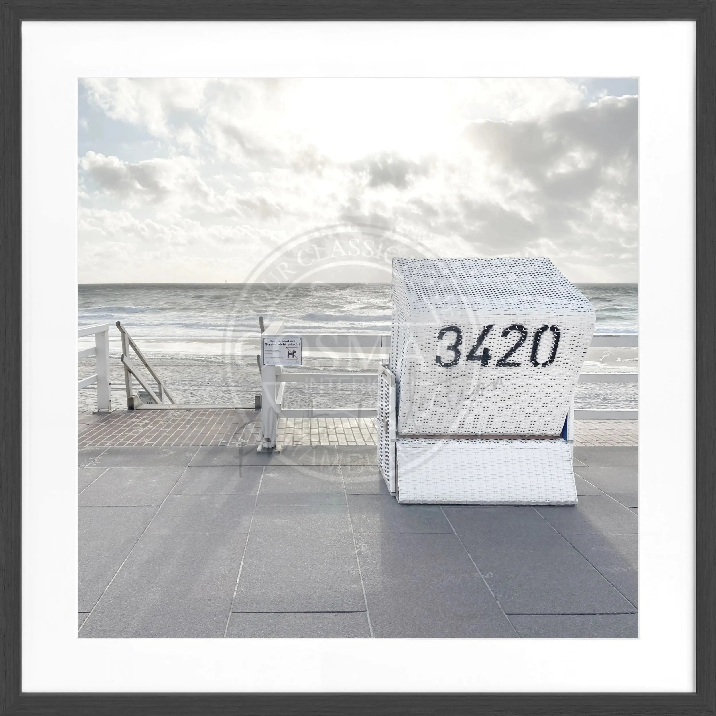 Schwarz-weiß Poster mit Rahmen, Motiv eines Strandkorbs in Westerland auf Sylt, von Cosman-Photocollection, 55x55cm