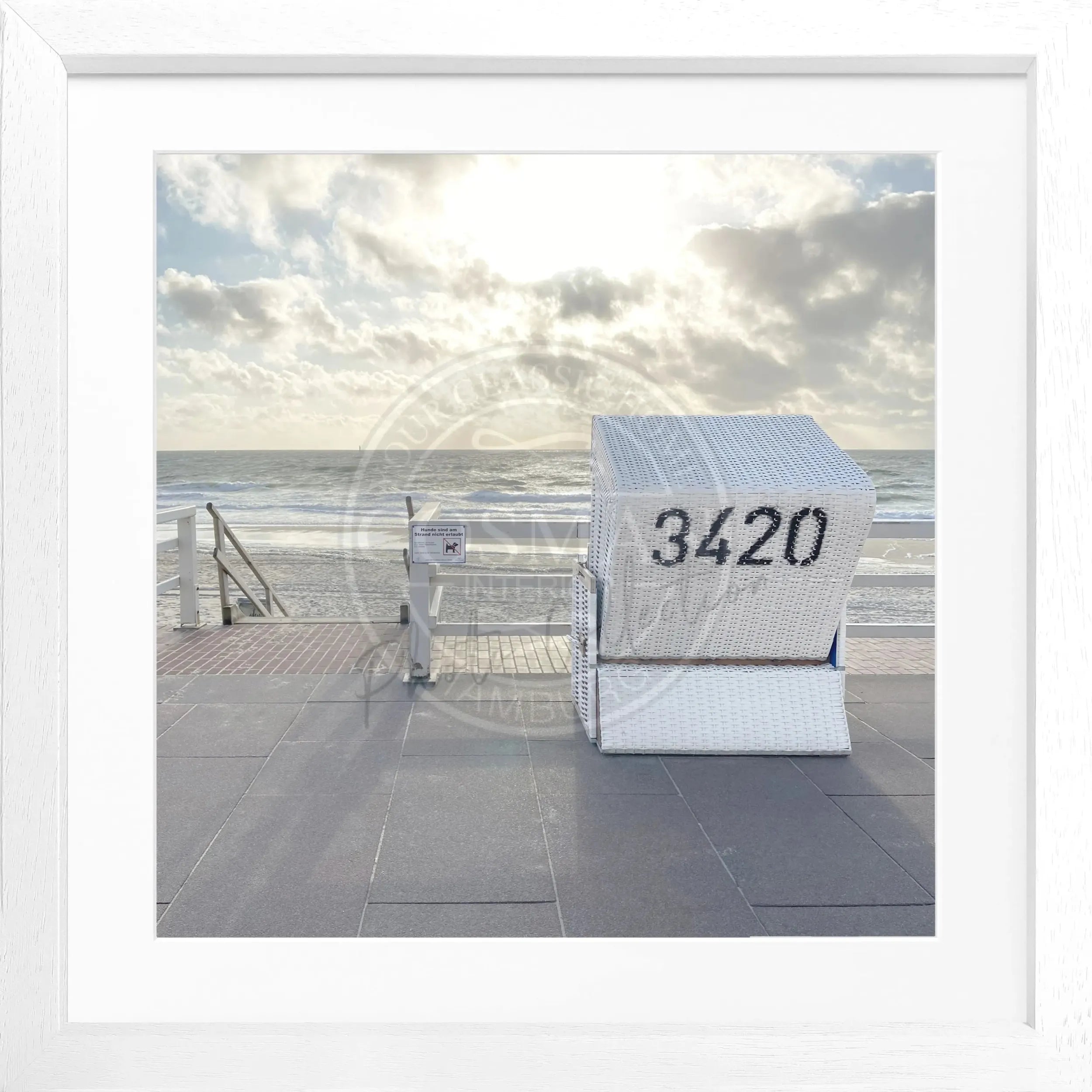 Schwarz-weiß Poster mit Rahmen, Motiv eines Strandkorbs in Westerland auf Sylt, von Cosman Photocollection, quadratisch 55x55 cm