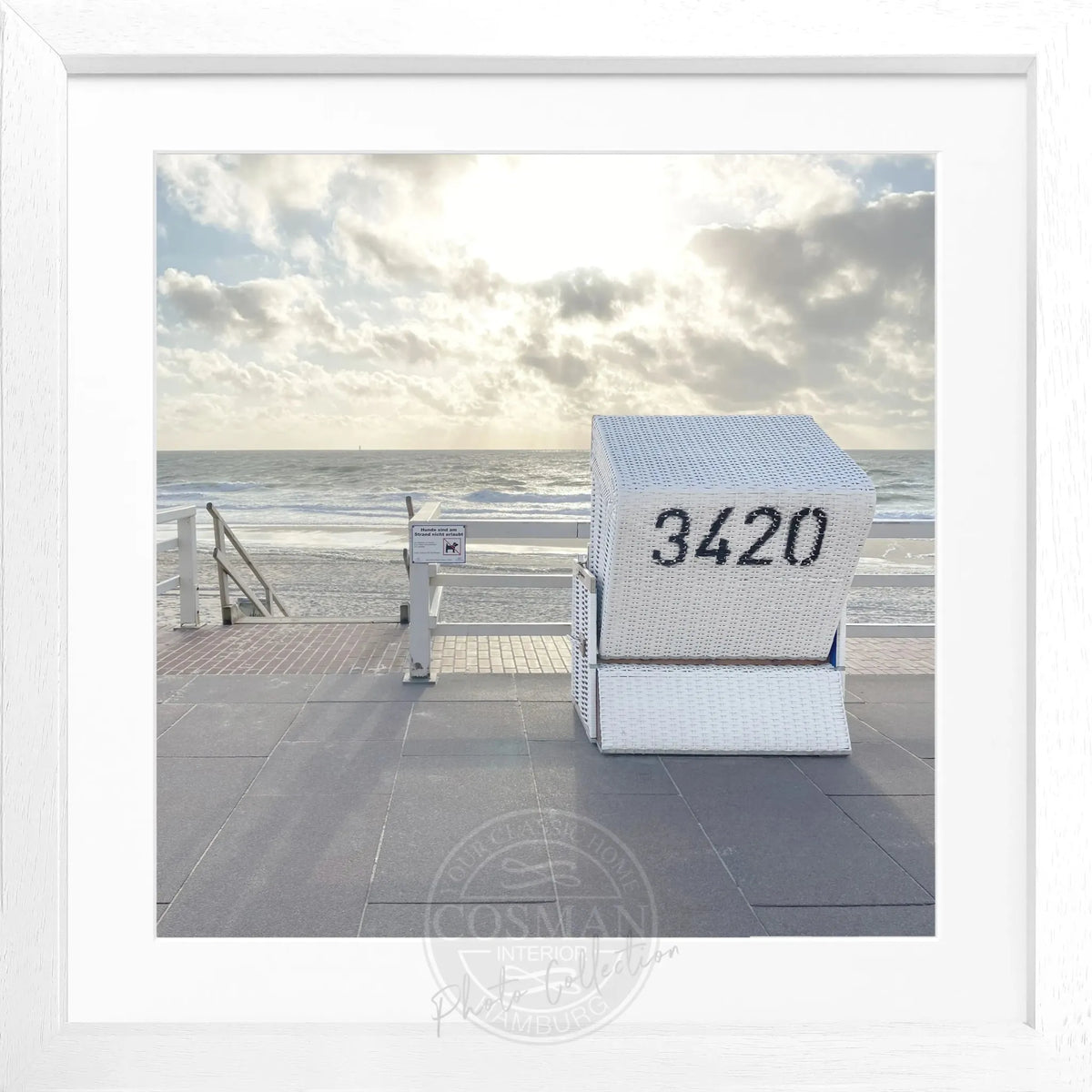 Schwarz-weiß Poster mit Rahmen, Motiv eines Strandkorbs in Westerland auf Sylt, von Cosman Photocollection, quadratisch 55x55 cm