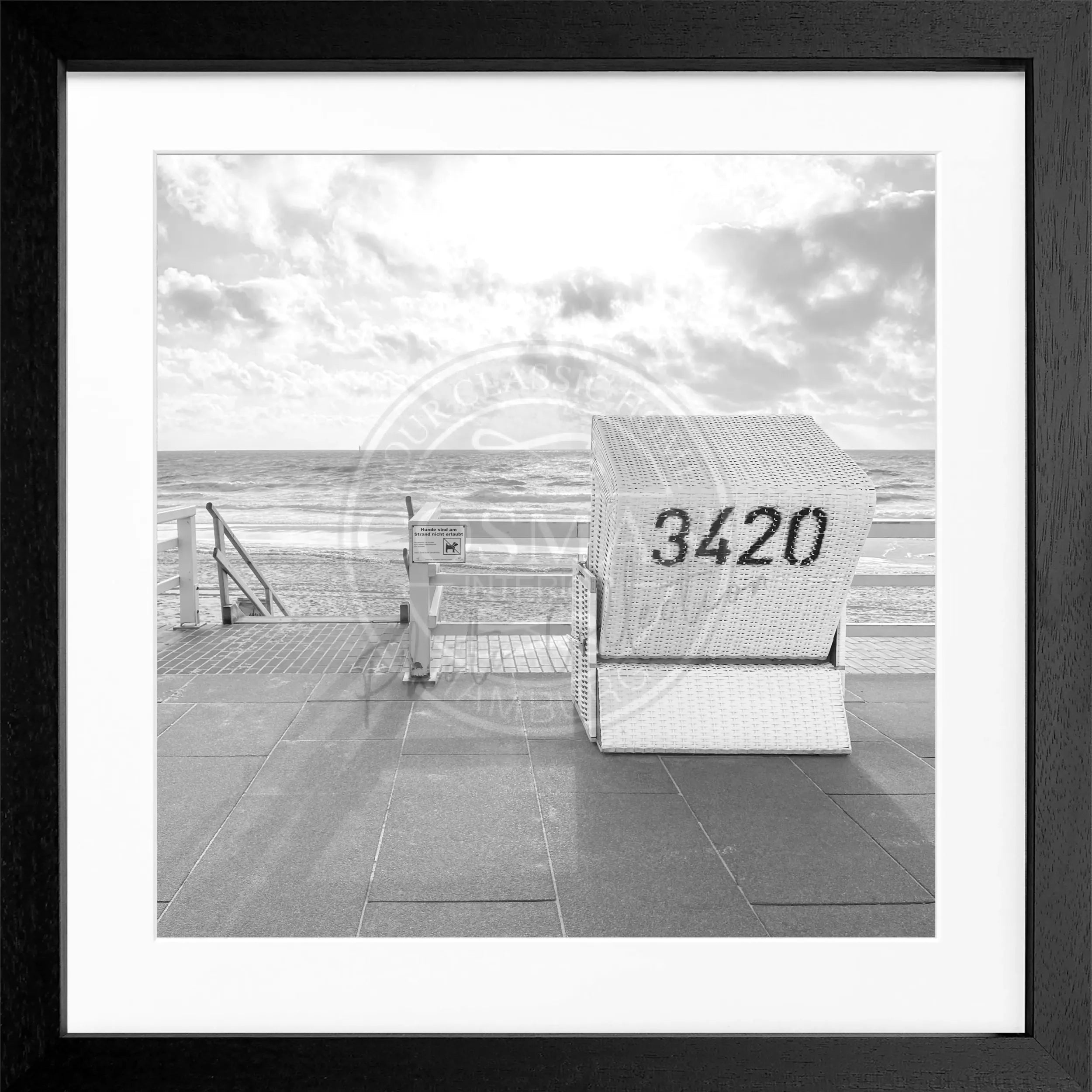 Schwarz-weiß Poster mit Rahmen, zeigt einen Strandkorb am Strand in Westerland, Sylt, von Cosman-Photocollection, 55x55 cm