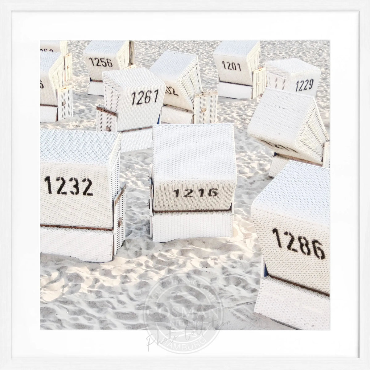 Schwarz-weiß Poster mit Rahmen, zeigt Strandkörbe in Kampen auf Sylt, 55x55cm, von Cosman-Photocollection.