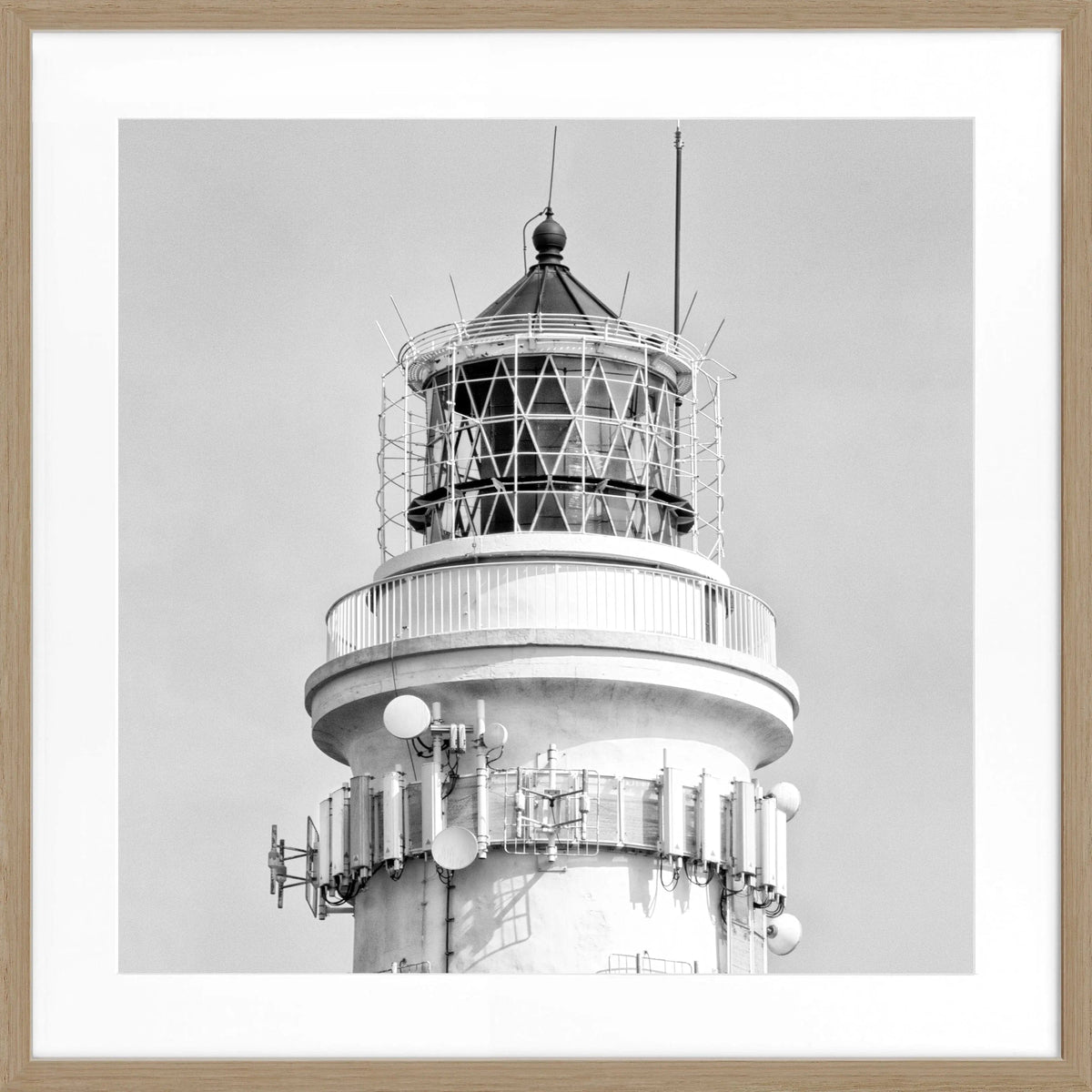 Schwarz-weiß Poster mit Rahmen, zeigt den Leuchtturm Kampen auf Sylt, von Cosman-Photocollection, quadratisch 55x55 cm.