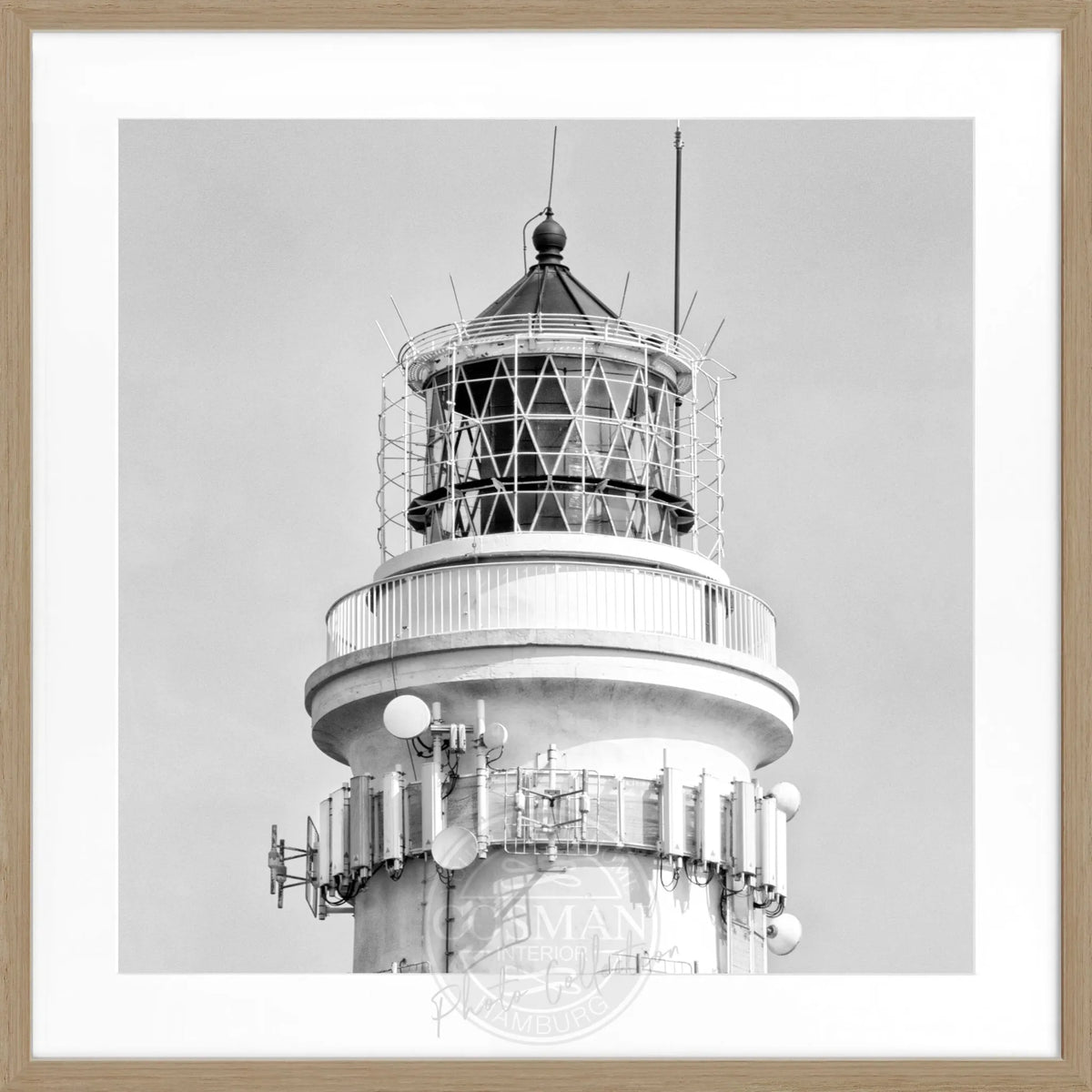 Schwarz-weiß Poster mit Rahmen, zeigt den Leuchtturm Kampen auf Sylt, von Cosman-Photocollection, quadratisch 55x55 cm.
