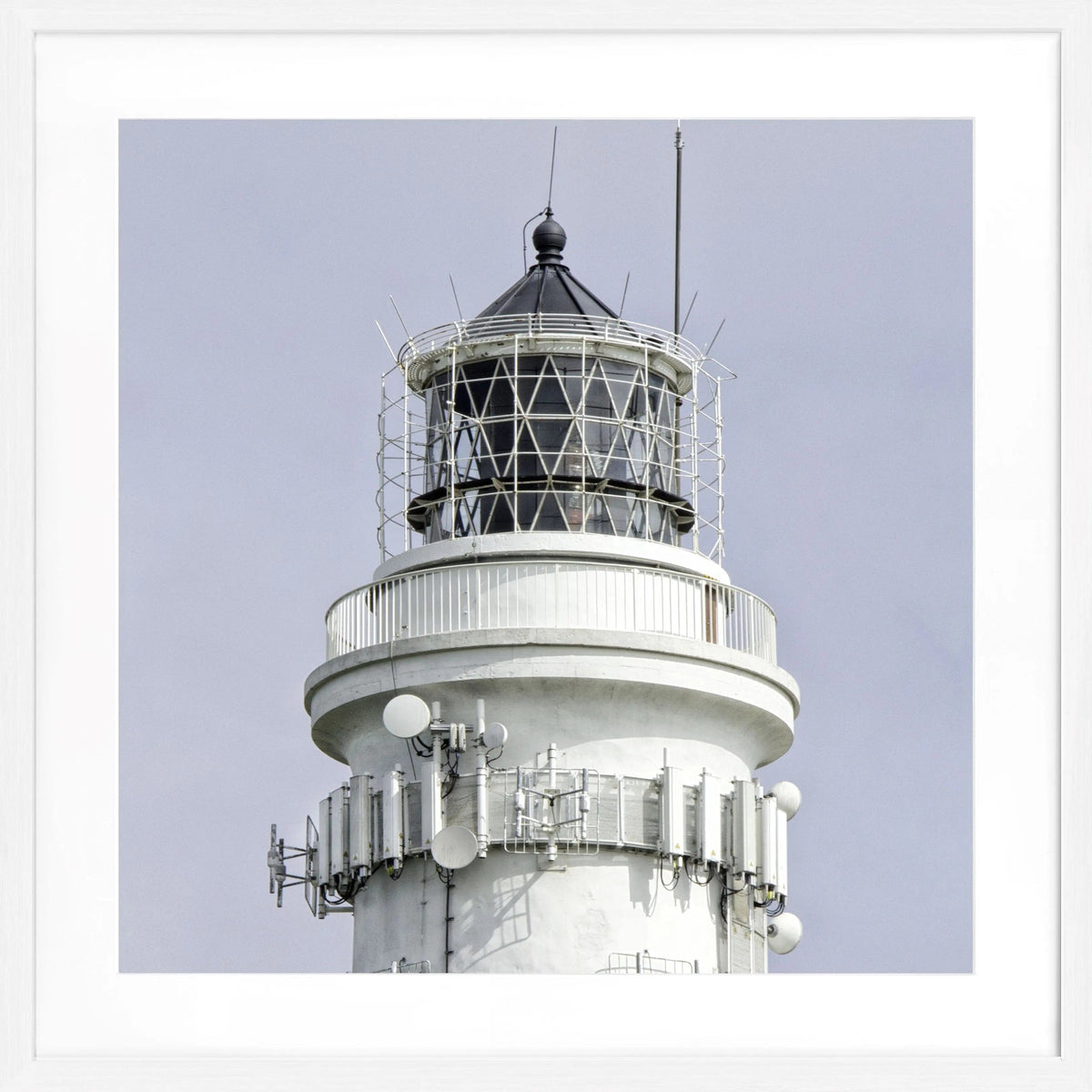 Schwarzes und weißes Poster mit Rahmen, zeigt den Leuchtturm Kampen auf Sylt, von Cosman-Photocollection, quadratisch 55x55 cm