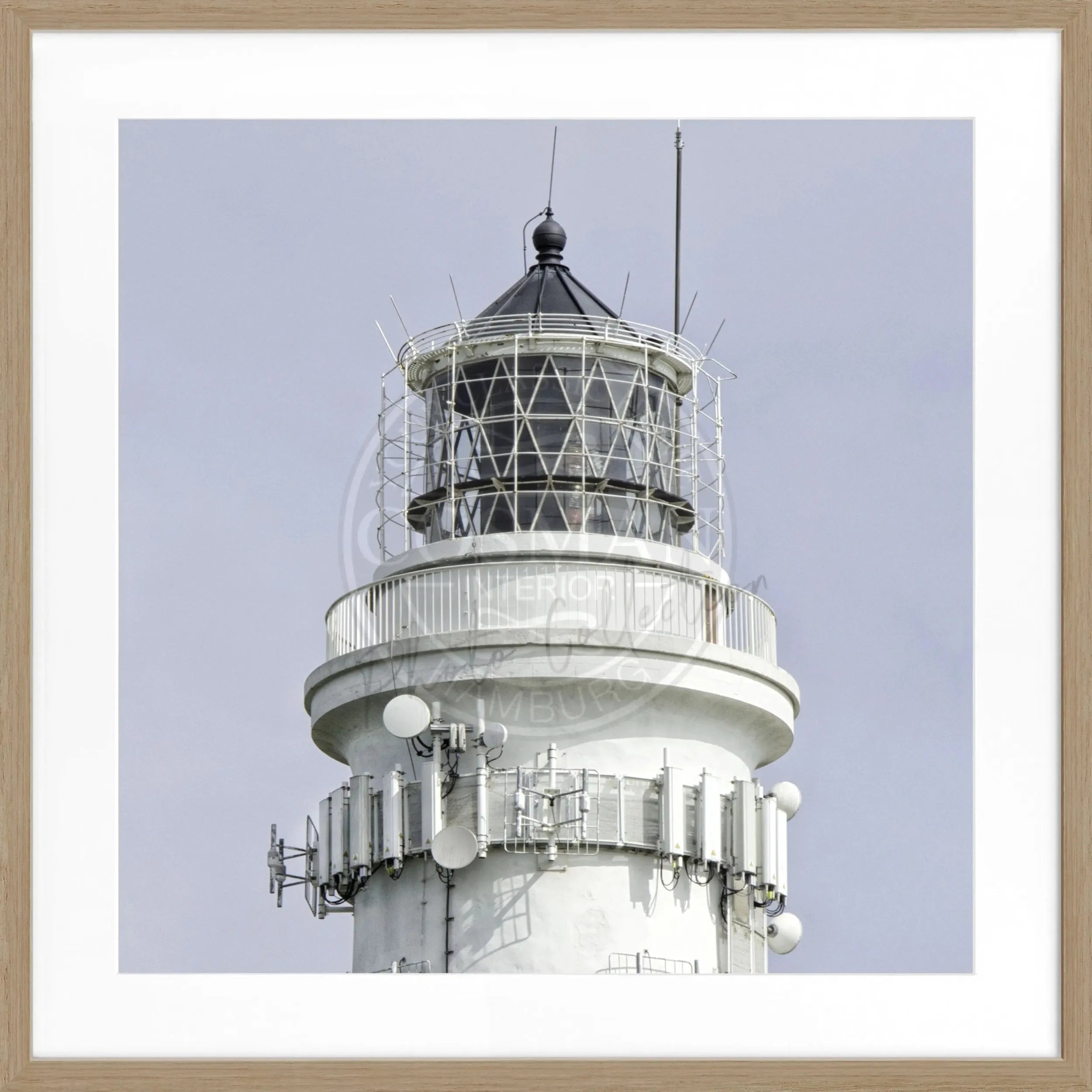 Schwarz-weiß Poster mit Rahmen, zeigt den Leuchtturm Kampen auf Sylt, von Cosman-Photocollection, quadratisch 55x55 cm