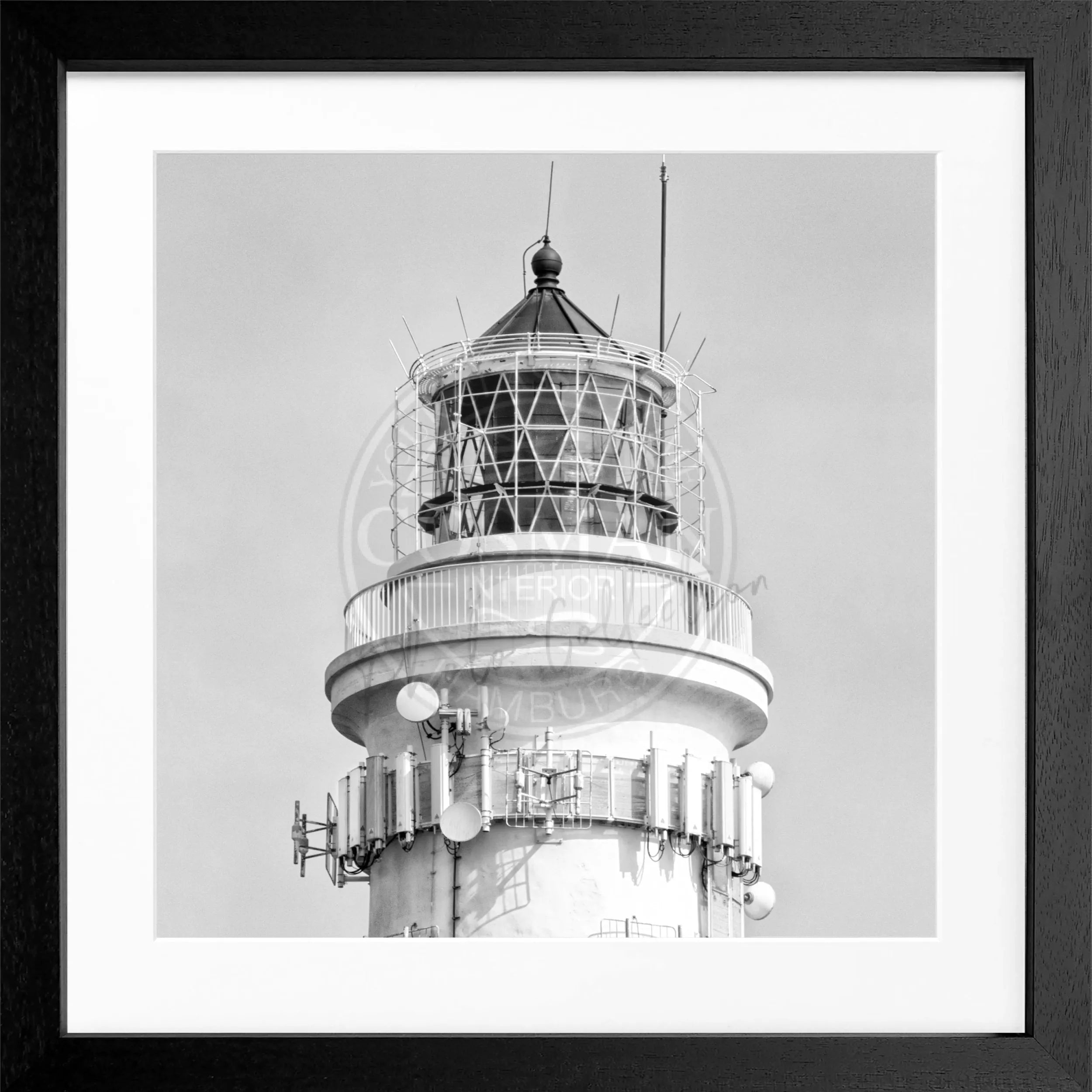 Schwarz-Weiß-Poster mit Rahmen von Cosman-Photocollection, Leuchtturm auf Sylt in Kampen, quadratisches 55x55 cm Bild.