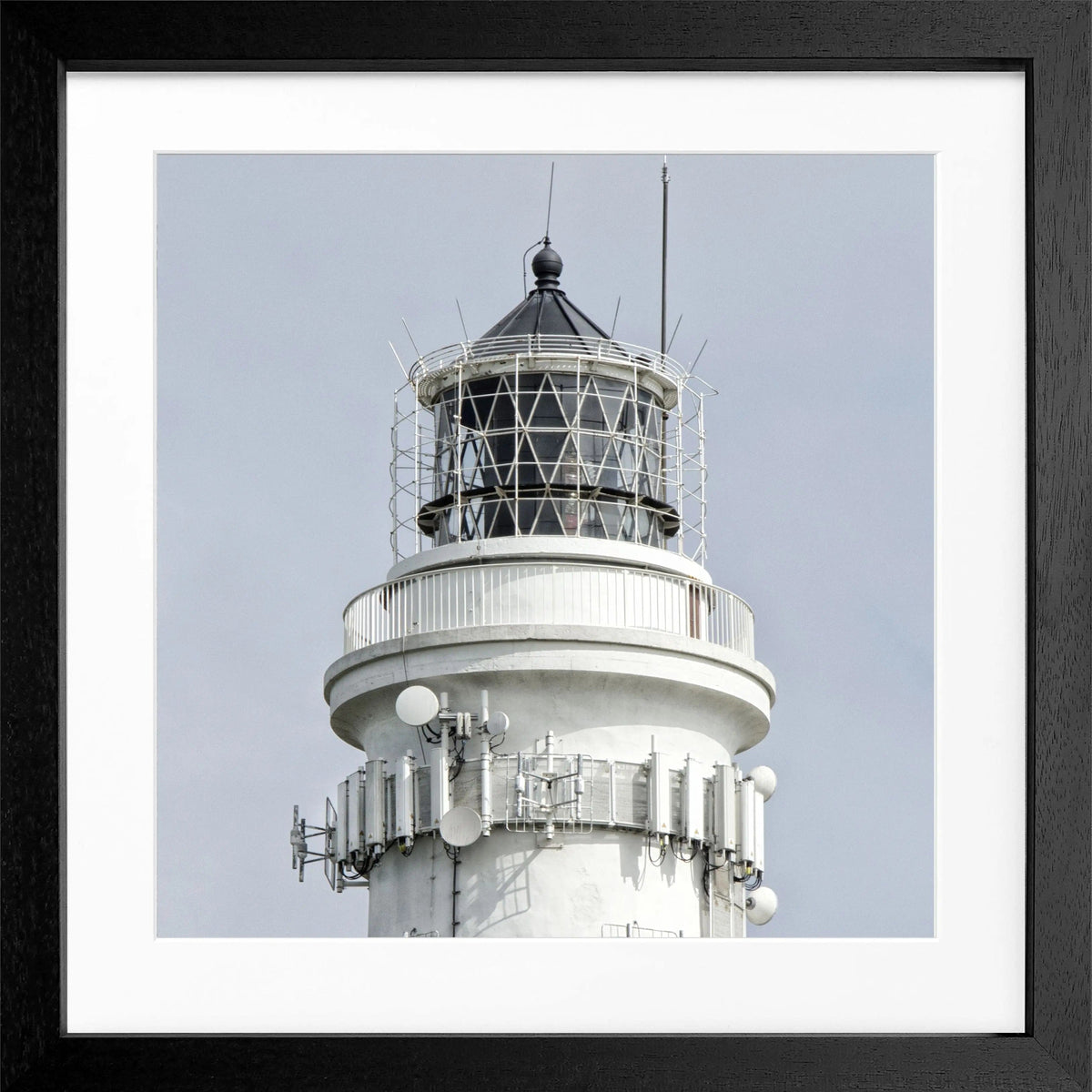 Schwarz-weiß Poster mit Rahmen, zeigt den Leuchtturm auf Sylt Kampen, von Cosman-Photocollection, quadratisch 55x55 cm