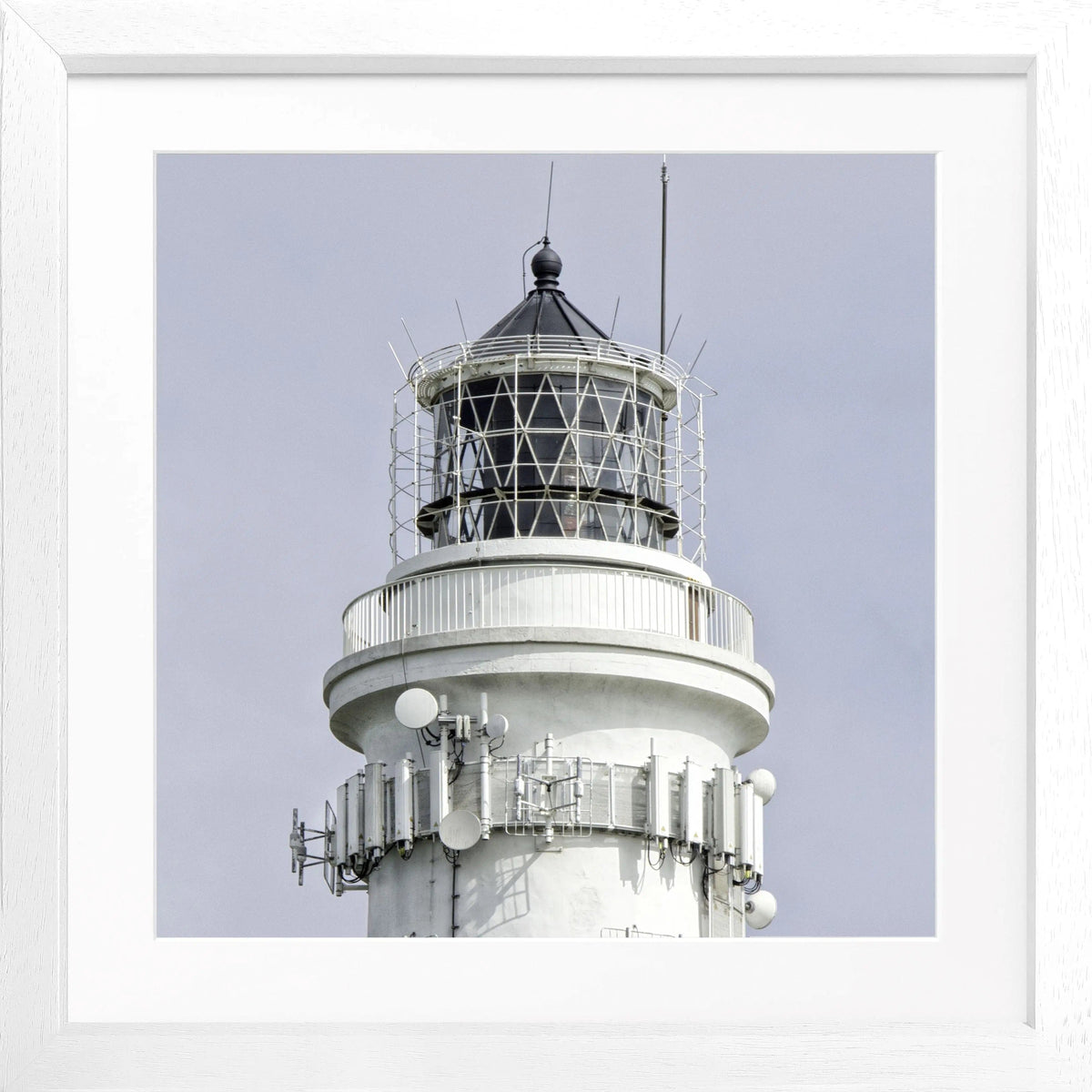 Schwarz-weiß Poster mit Rahmen, zeigt den Leuchtturm Kampen auf Sylt, von Cosman-Photocollection, quadratisch 55x55 cm.