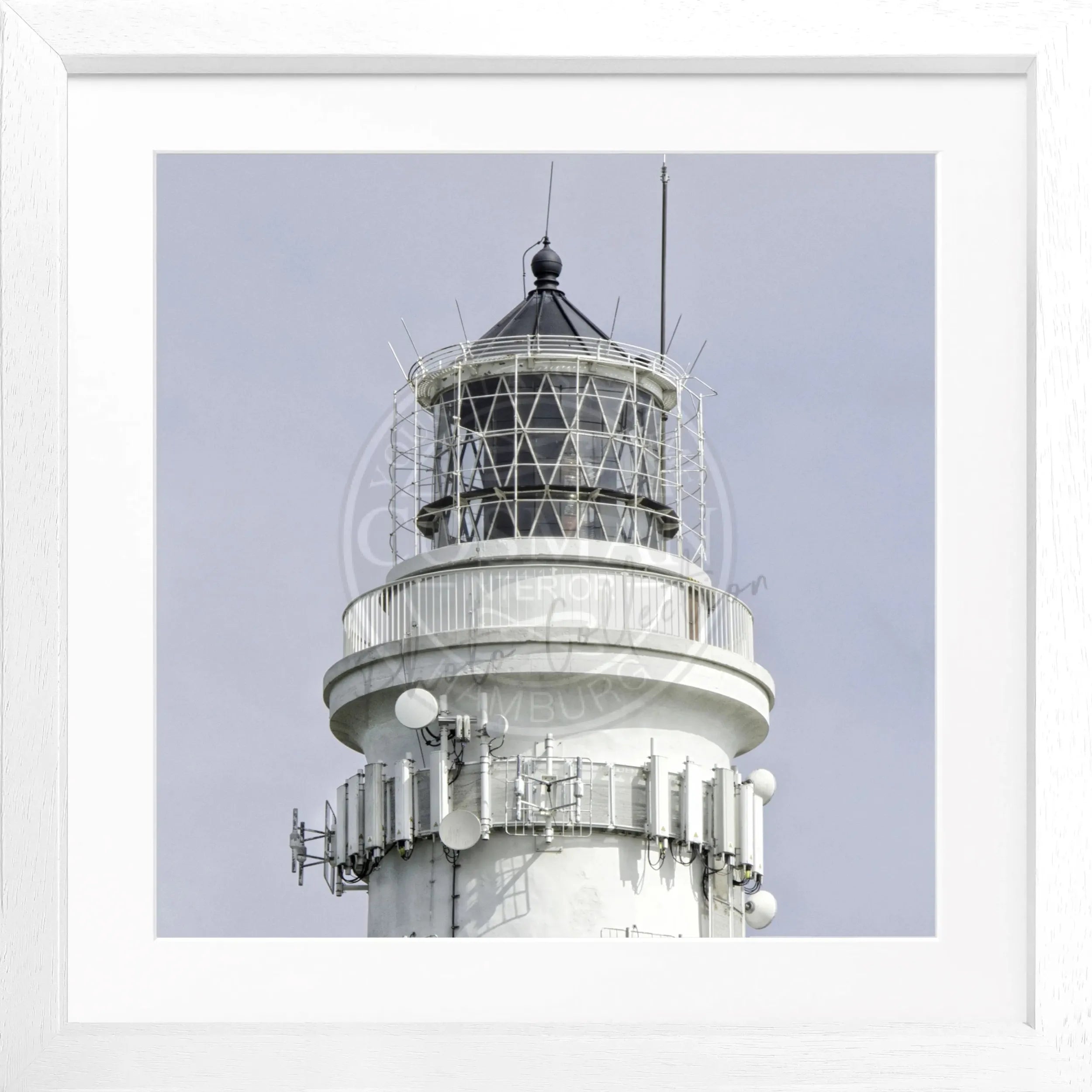 Schwarz-weiß Poster mit Rahmen, zeigt den Leuchtturm Kampen auf Sylt, von Cosman-Photocollection, quadratisch 55x55 cm.