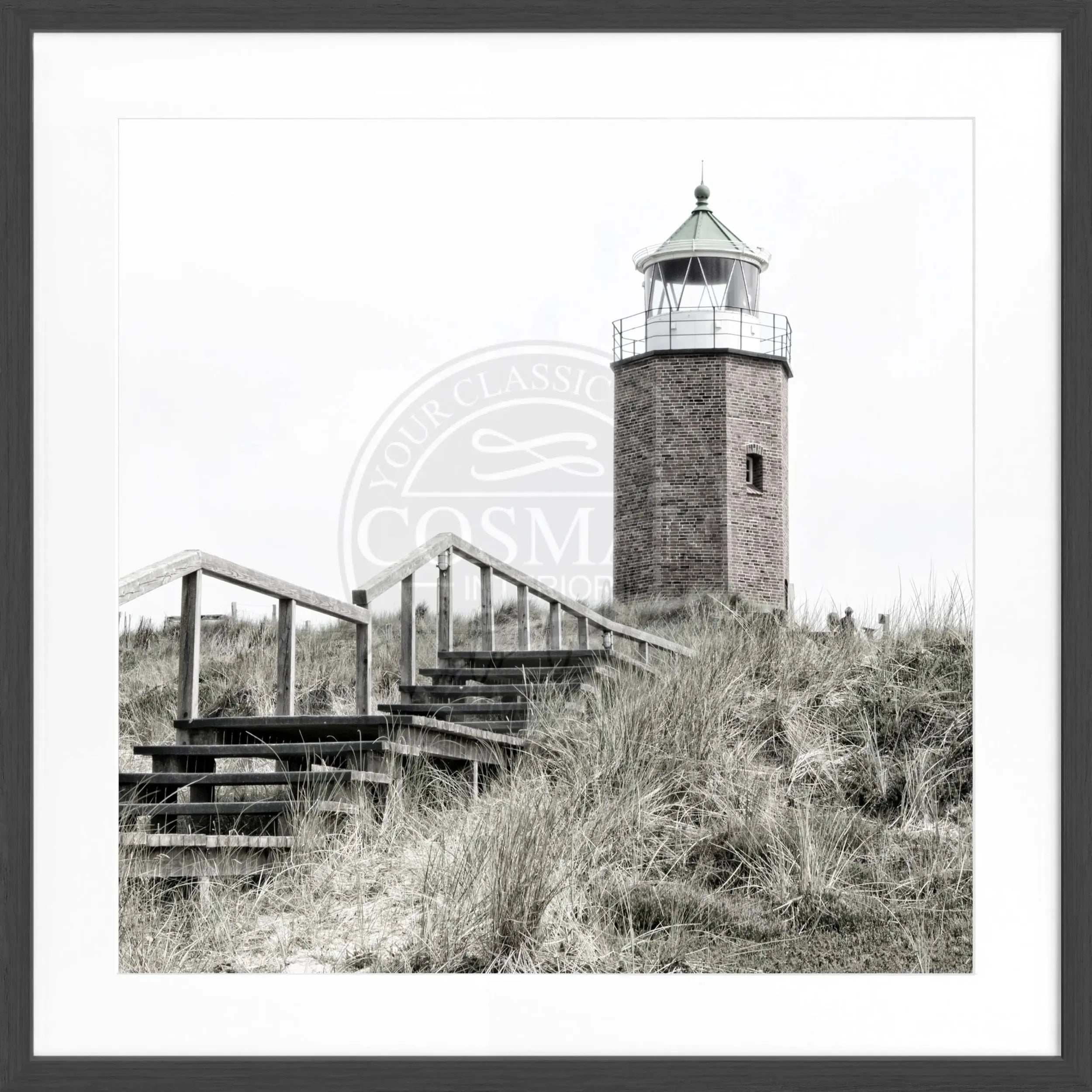 Schwarz-weiß Poster mit Rahmen, zeigt den Leuchtturm Kampen auf Sylt, aus der Cosman-Photocollection, quadratisch 55x55 cm.