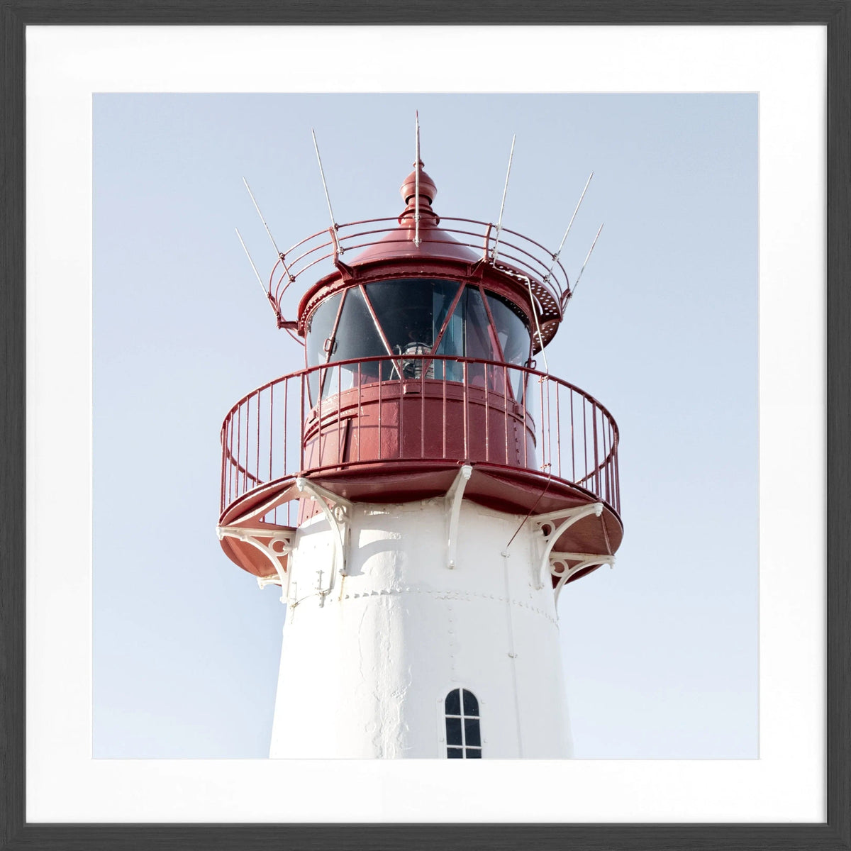 Schwarz-weiß Poster mit Rahmen von Cosman-Photocollection, zeigt den Lister Leuchtturm auf Sylt in quadratischem Format.