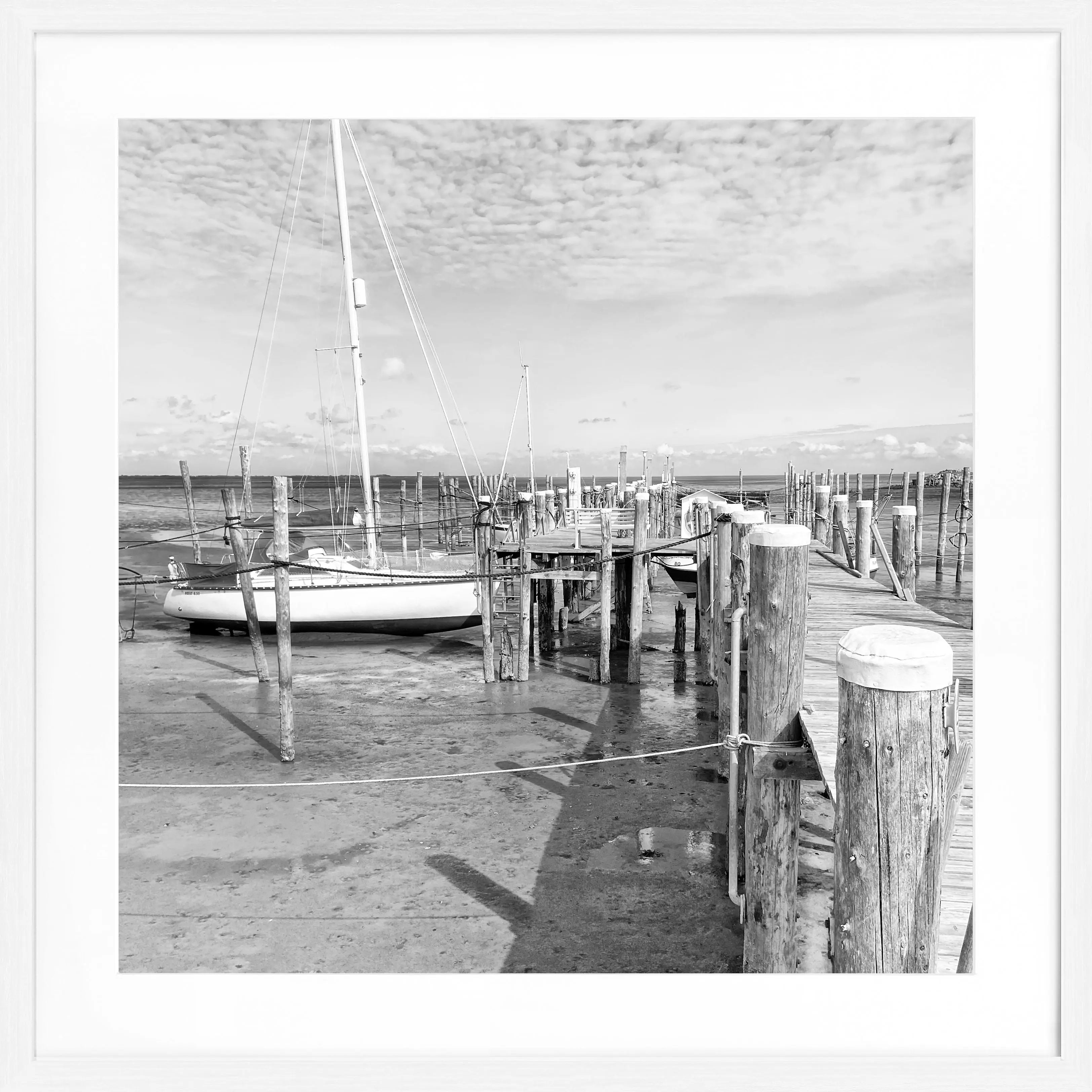 Schwarz-weiß Poster mit Rahmen von Cosman-Photocollection, zeigt den Hafen Rantum in Sylt mit Steg, quadratisch 55x55 cm
