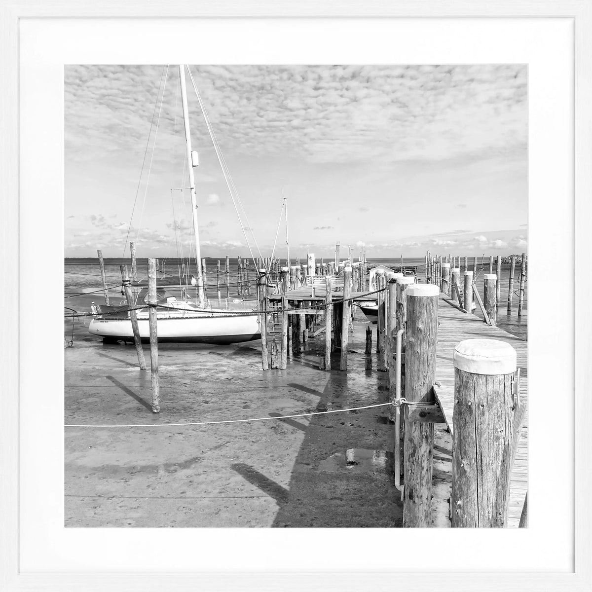 Schwarz-weiß Poster mit Rahmen von Cosman-Photocollection, zeigt den Hafen Rantum in Sylt mit Steg, quadratisch 55x55 cm