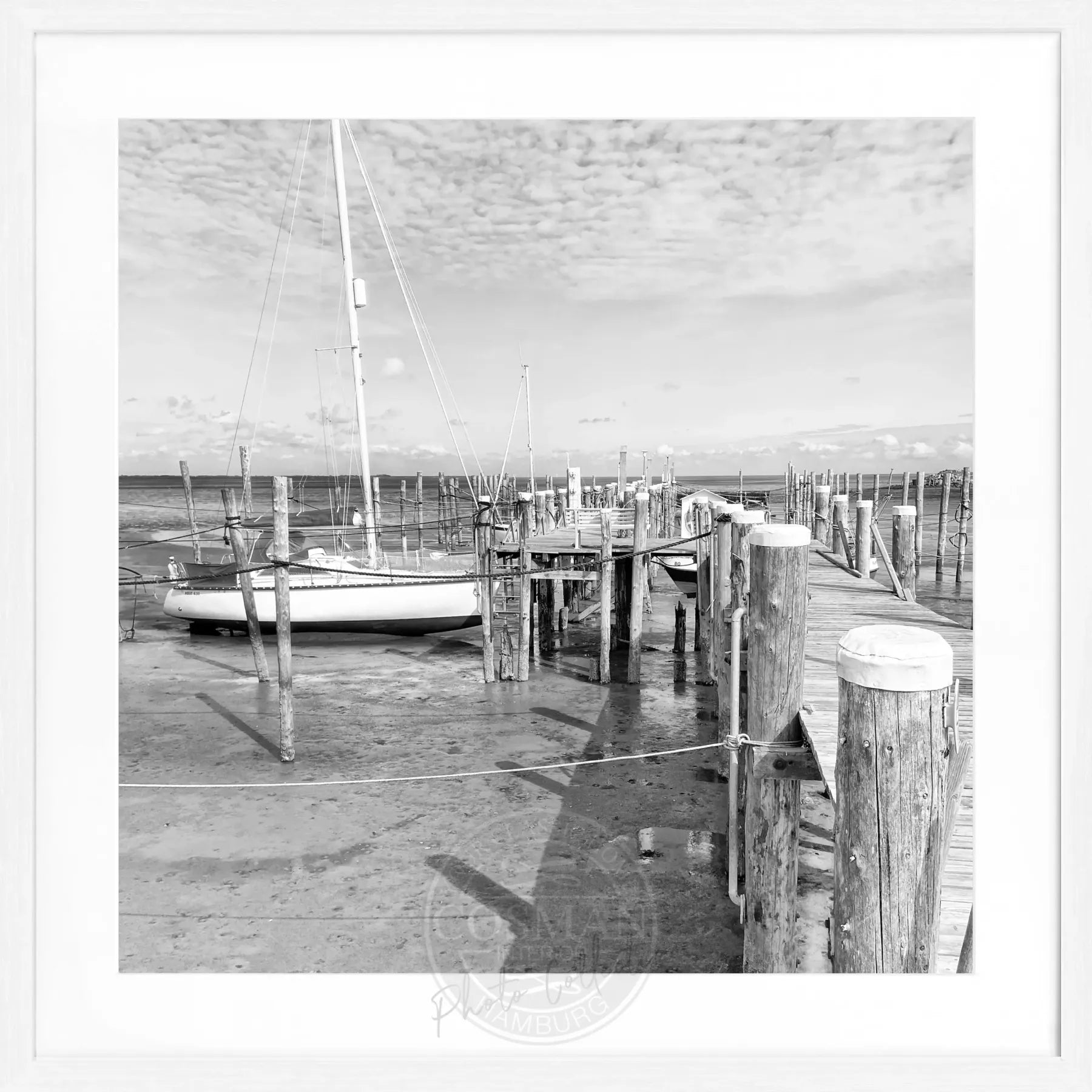 Schwarz-weiß Poster mit Rahmen von Cosman-Photocollection, zeigt den Hafen Rantum in Sylt mit Steg, quadratisch 55x55 cm