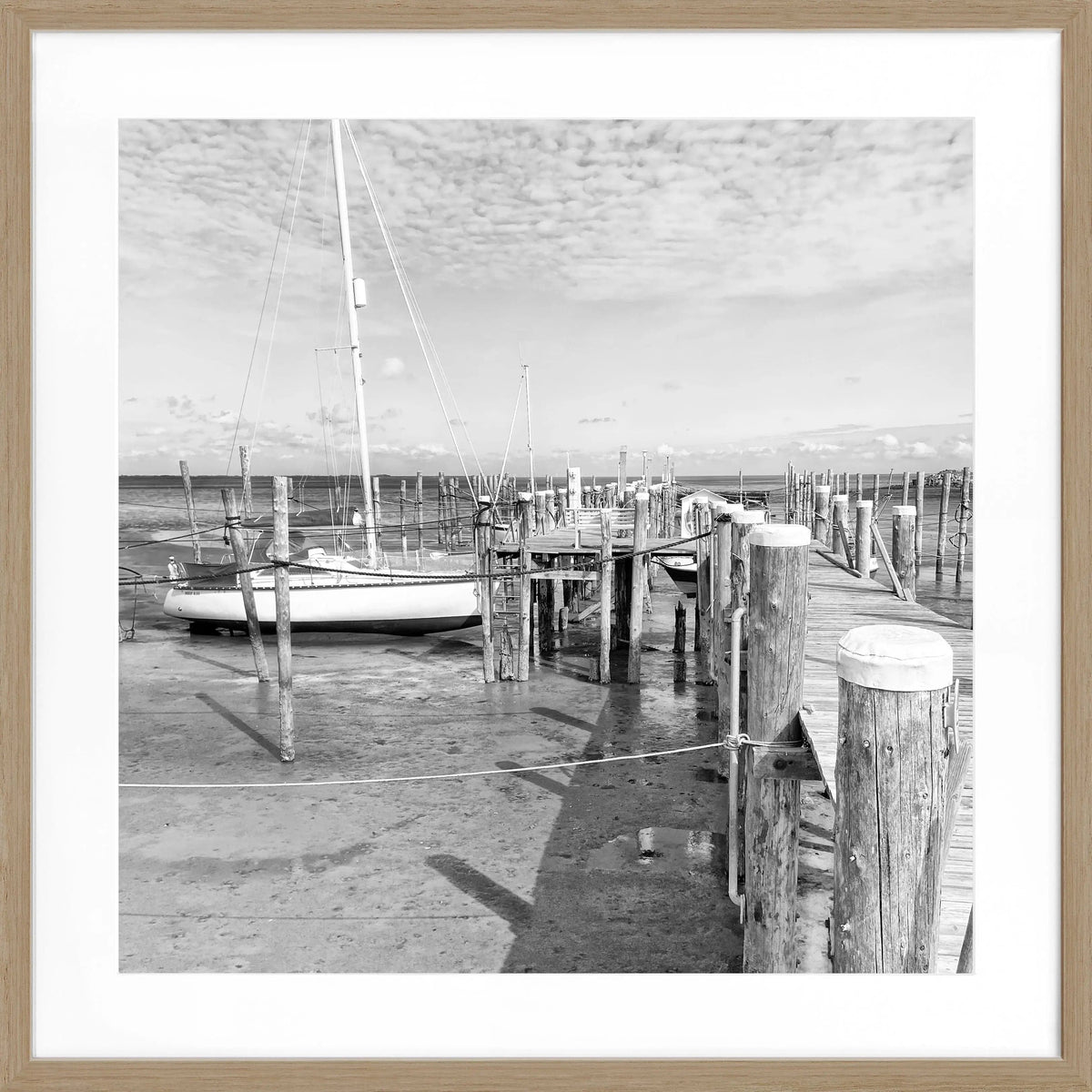 Schwarz-weiß Poster mit Rahmen von Cosman-Photocollection, zeigt den Hafen Rantum auf Sylt mit Steg, quadratisches Format 55x55 cm.