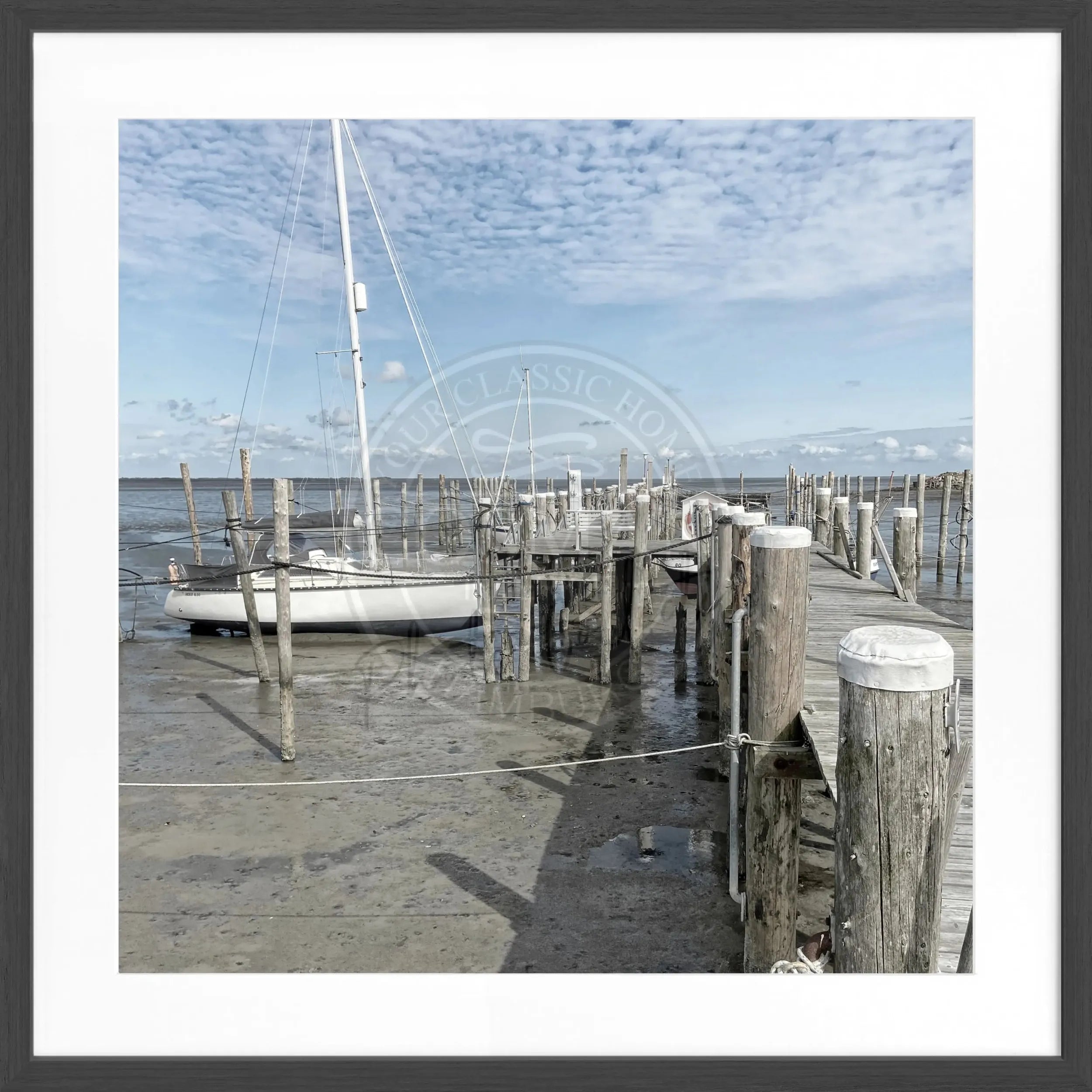Schwarz-weiß Poster mit Rahmen von Sylt Rantum Hafen Steg, quadratisch, 55x55cm, von Cosman-Photocollection.
