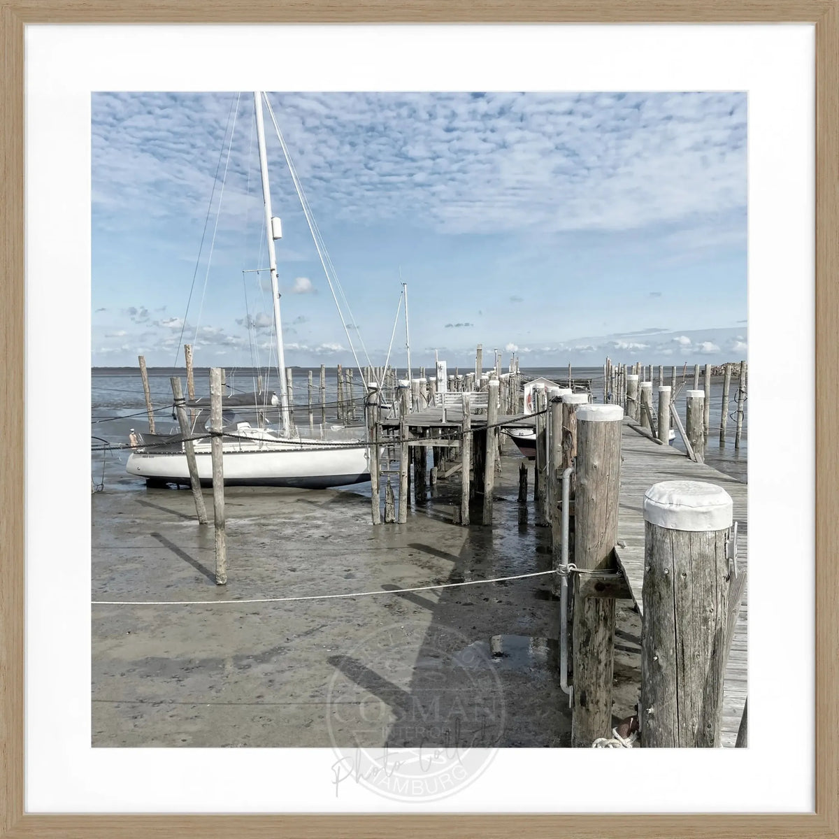 Schwarz-weiß Poster mit Rahmen von Sylt Rantum Hafen, Steg, von Cosman-Photocollection, quadratisches 55x55 cm Bild