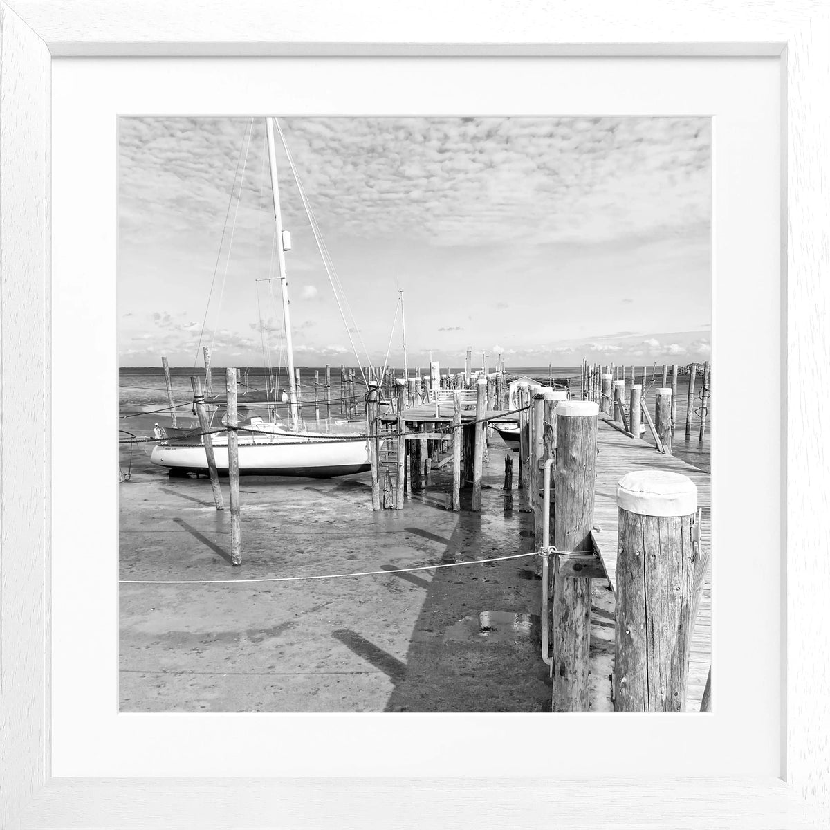 Schwarz-weiß Poster mit Rahmen von Sylt Rantum Hafen Steg, von Cosman-Photocollection, quadratisch 55x55 cm, maritime Atmosphäre