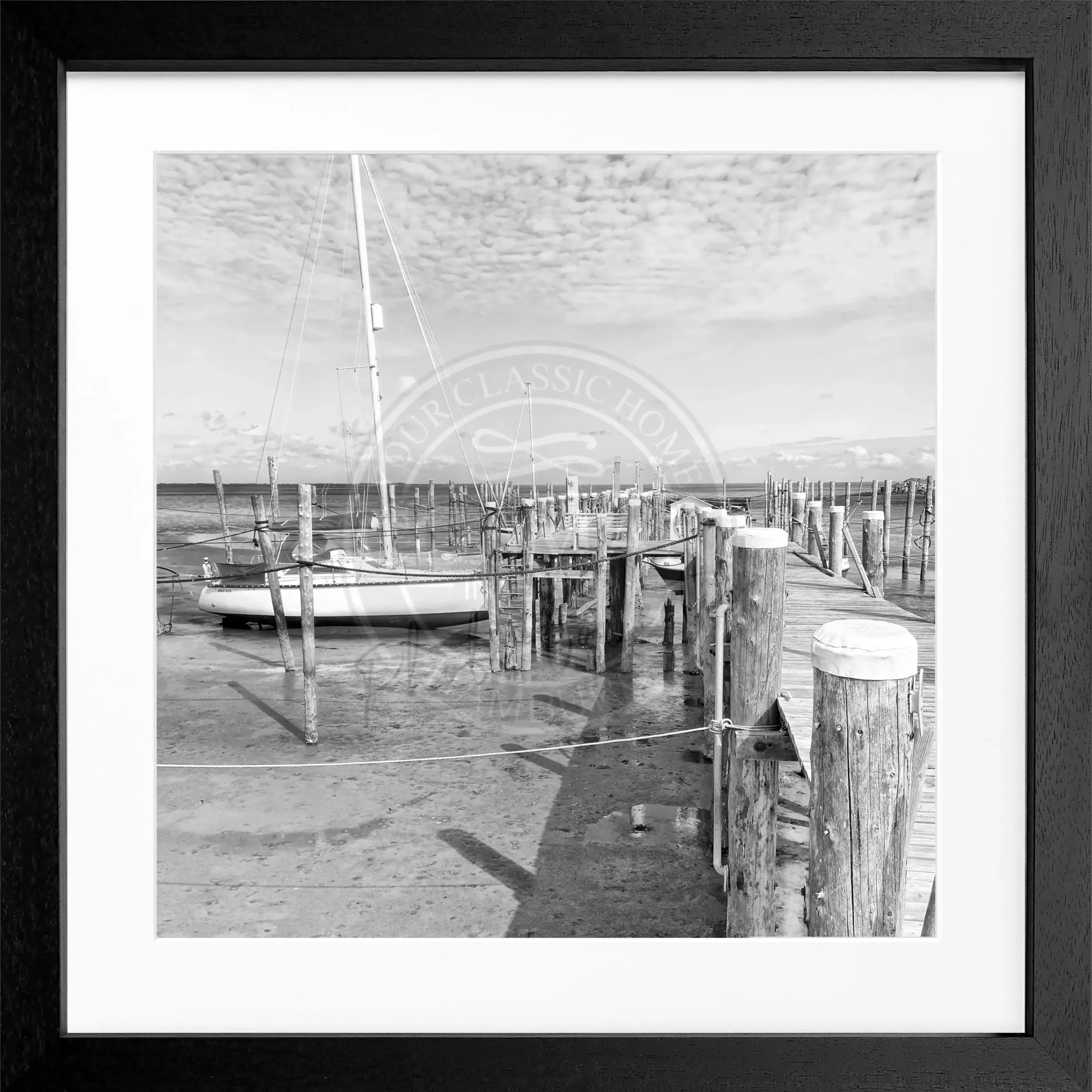 Schwarz-weiß Poster mit Rahmen von Cosman-Photocollection, zeigt den Hafen Rantum auf Sylt mit Steg, quadratisch 55x55cm.