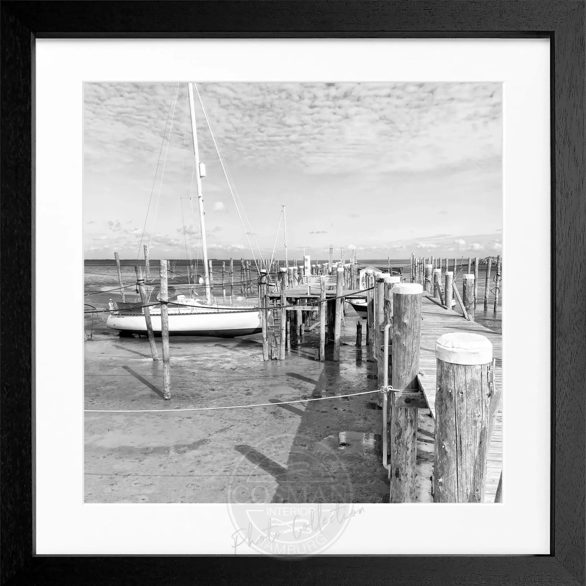 Schwarz-weiß Poster mit Rahmen von Cosman-Photocollection, zeigt den Hafen Rantum auf Sylt mit Steg, quadratisch 55x55cm.