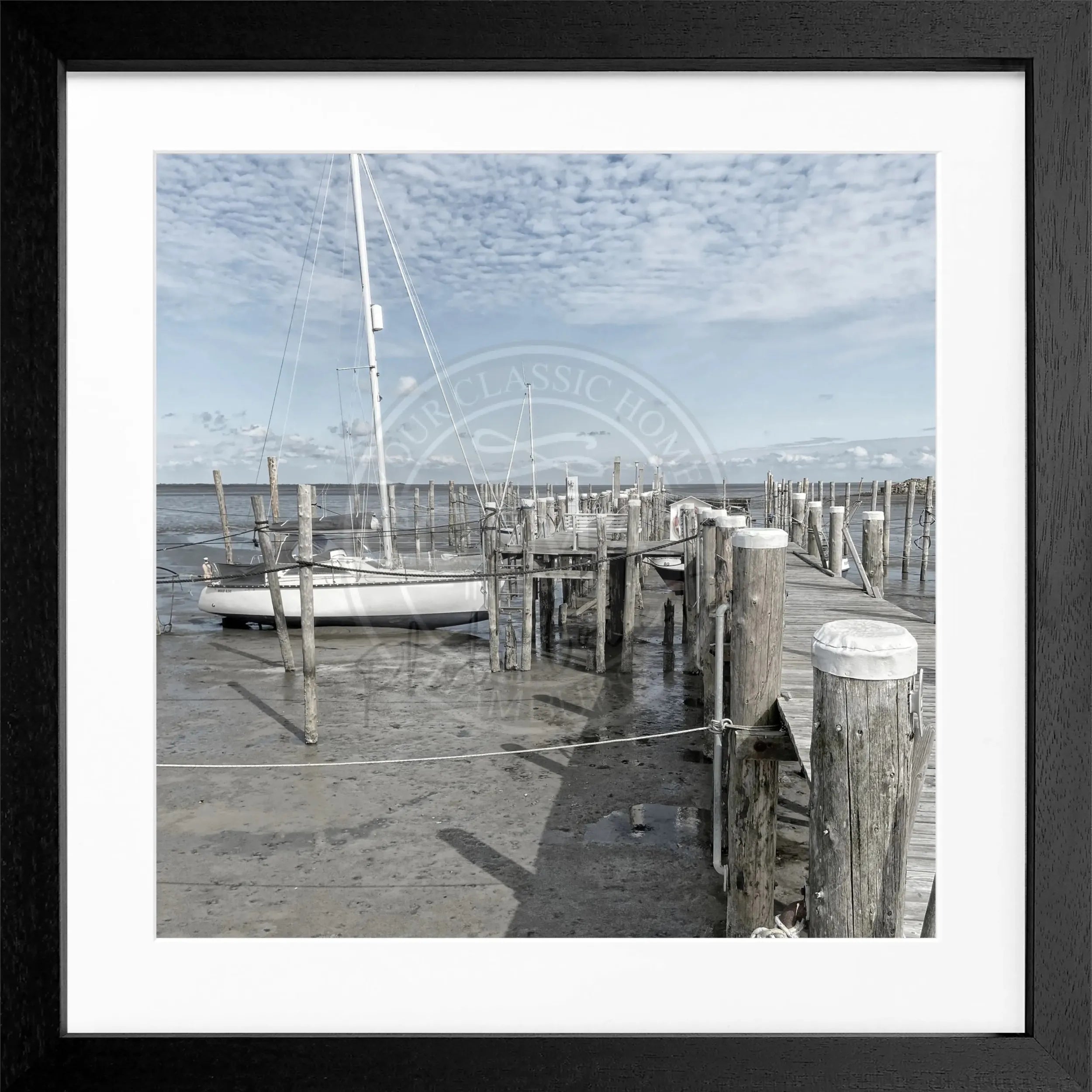 Schwarz-weiß Poster mit Rahmen von Cosman-Photocollection, zeigt den Hafen Rantum auf Sylt mit Steg, quadratisch, 55x55 cm