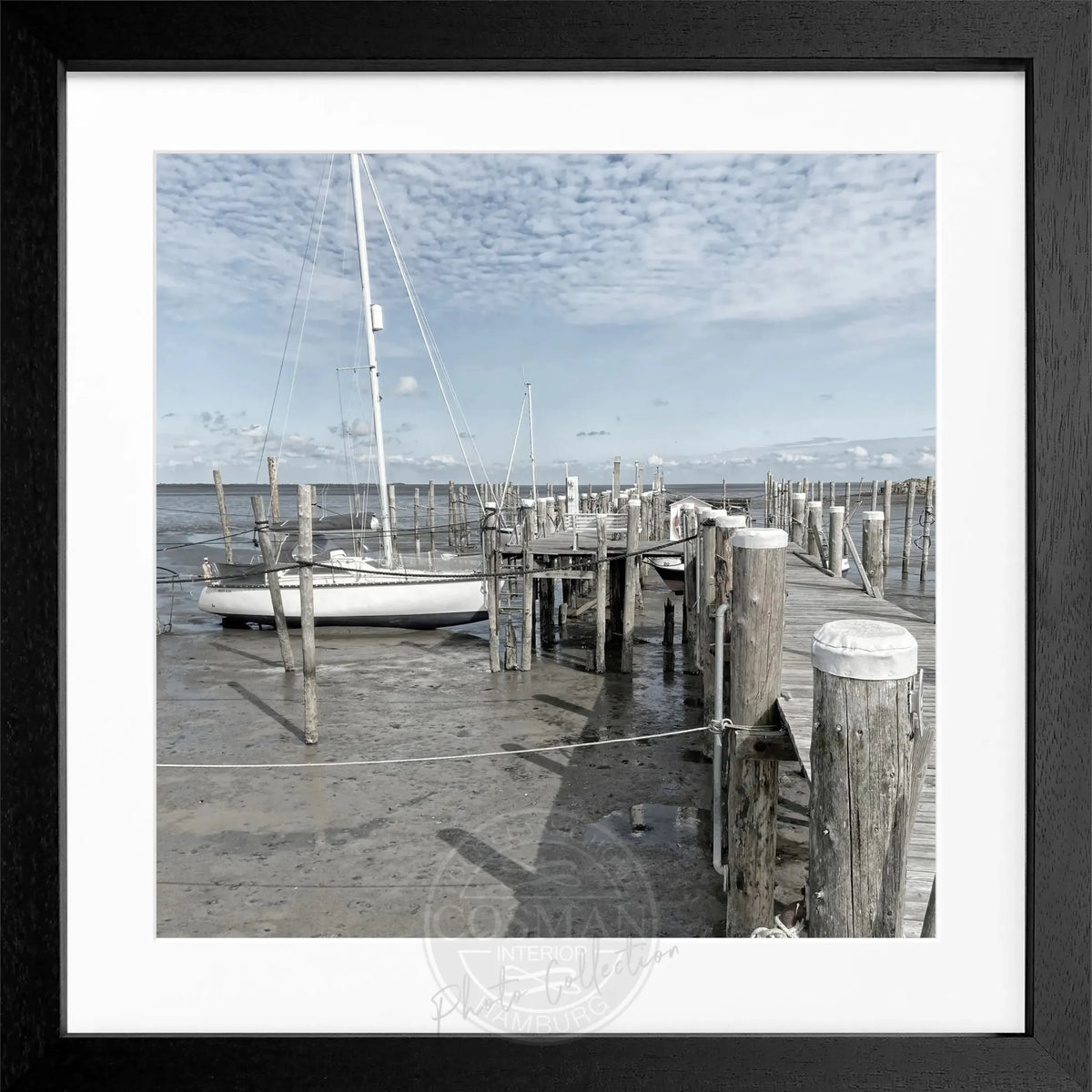 Schwarz-weiß Poster mit Rahmen von Cosman-Photocollection, zeigt den Hafen Rantum auf Sylt mit Steg, quadratisch, 55x55 cm