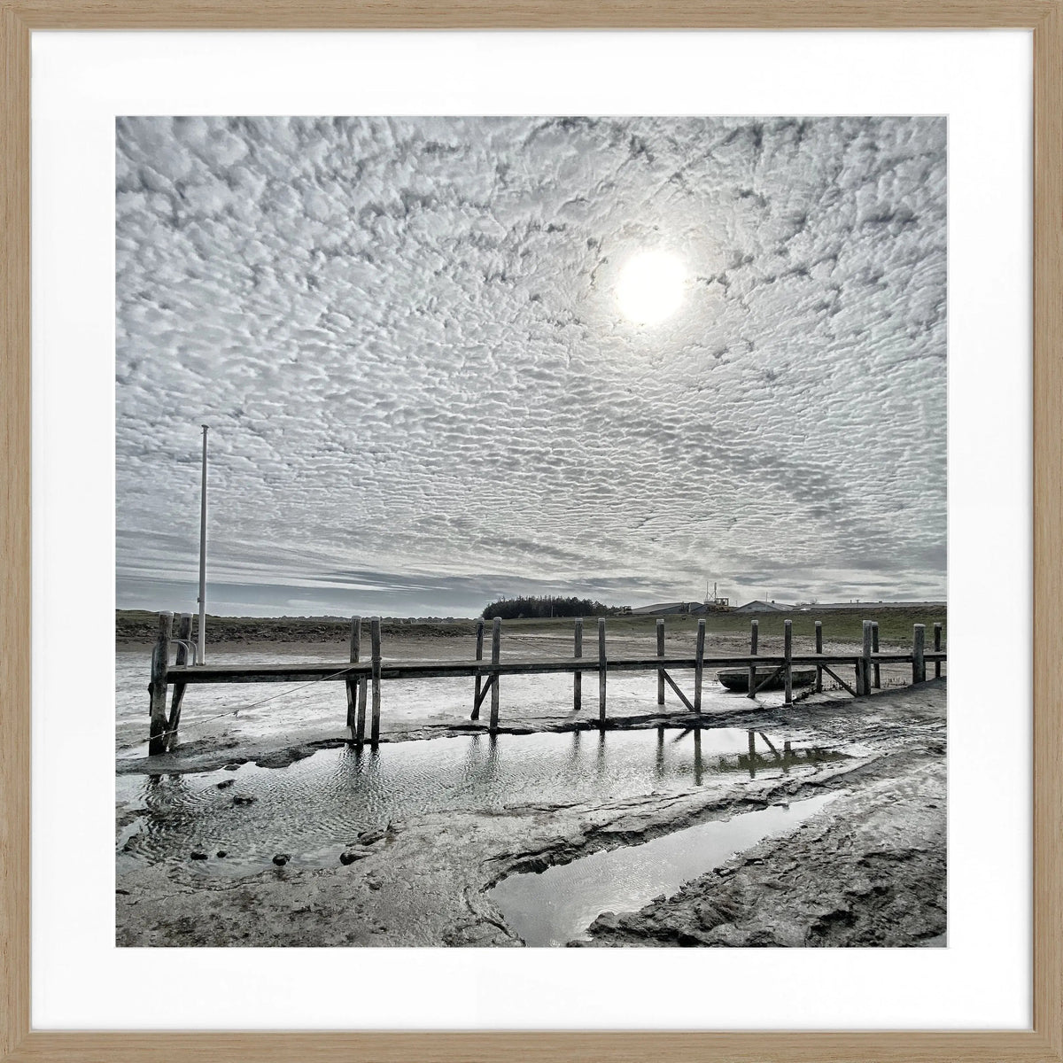 Schwarz-weiß Poster mit Rahmen von Cosman-Photocollection, zeigt den Hafen Rantum auf Sylt mit Steg, quadratisches Format 55x55 cm.