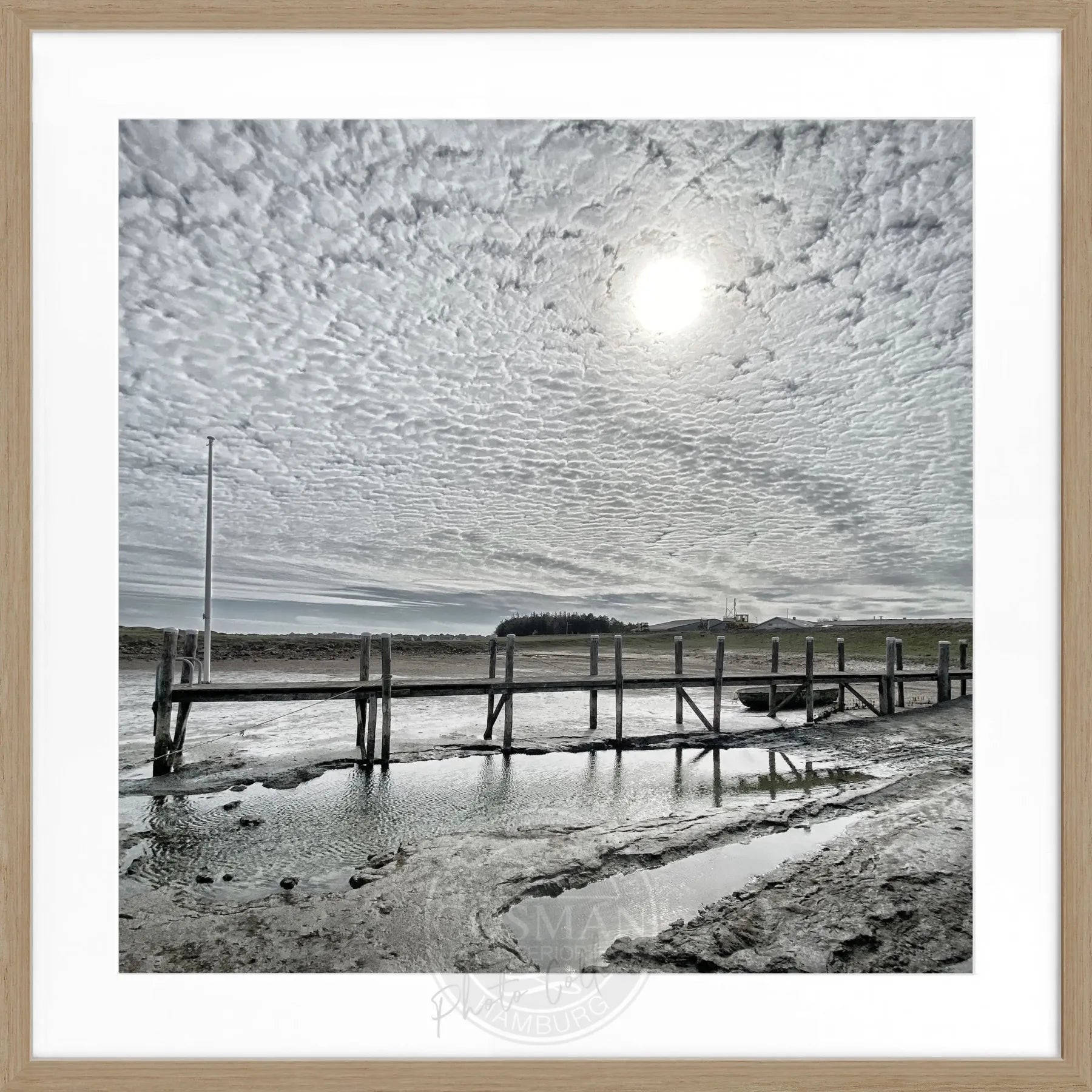 Schwarz-weiß Poster mit Rahmen von Cosman-Photocollection, zeigt den Hafen Rantum auf Sylt mit Steg, quadratisches Format 55x55 cm.