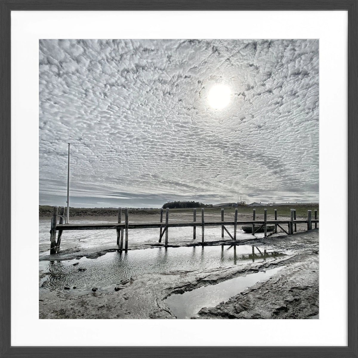 Schwarz-weiß Poster mit Rahmen von Cosman-Photocollection, zeigt den Hafen Rantum auf Sylt mit Steg, quadratisch 55x55cm.
