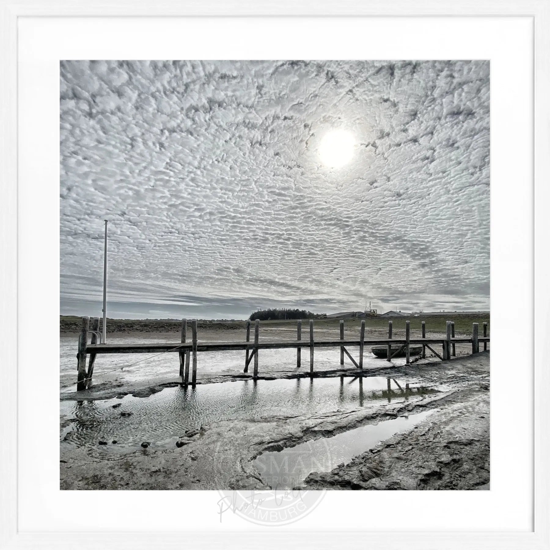 Schwarz-weiß Poster mit Rahmen von Cosman-Photocollection, zeigt den Hafen Rantum in Sylt mit Steg, quadratisch 55x55 cm.