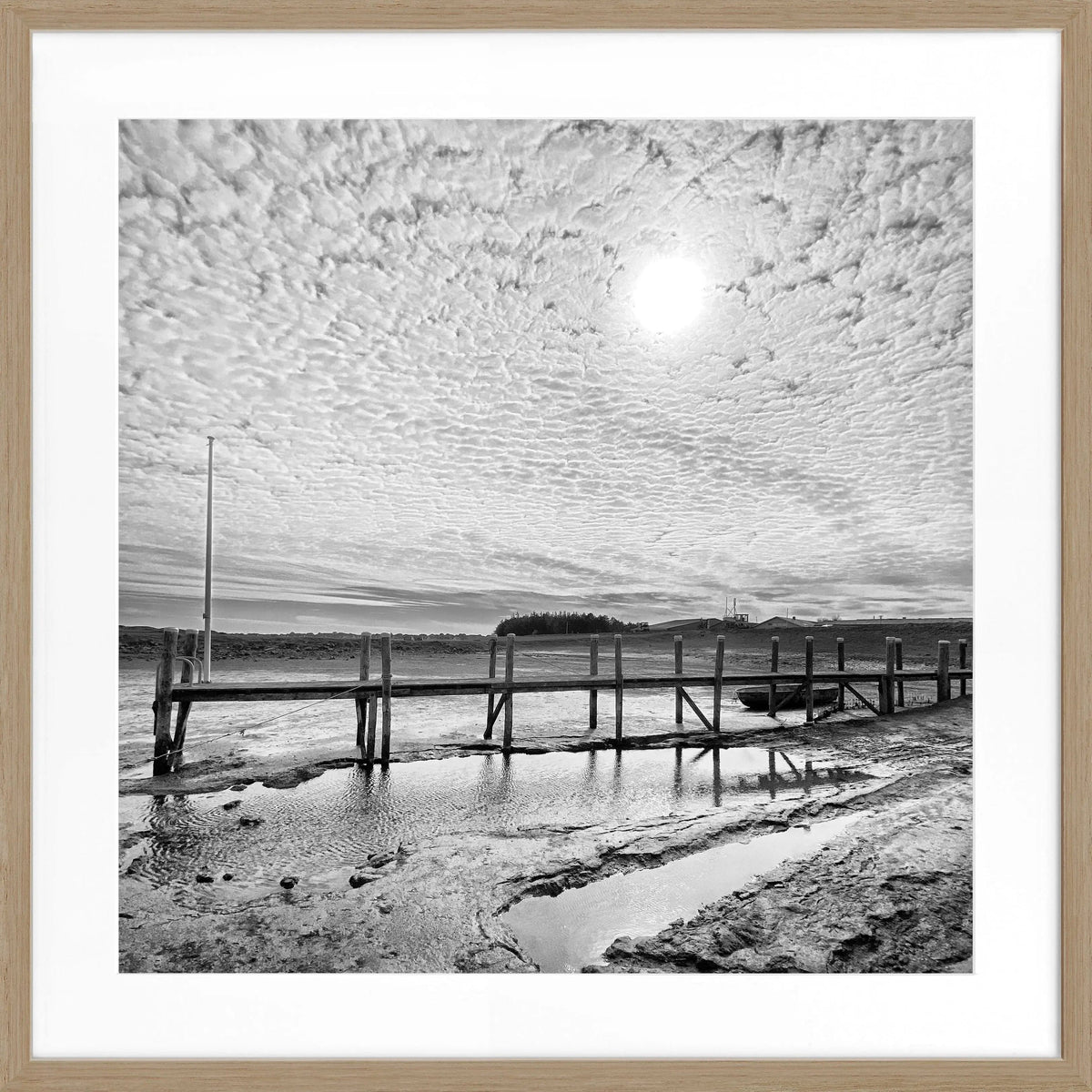 Schwarz-weiß Poster mit Rahmen von Cosman-Photocollection, zeigt den Hafen Rantum auf Sylt mit Steg, quadratisches Format 55x55 cm