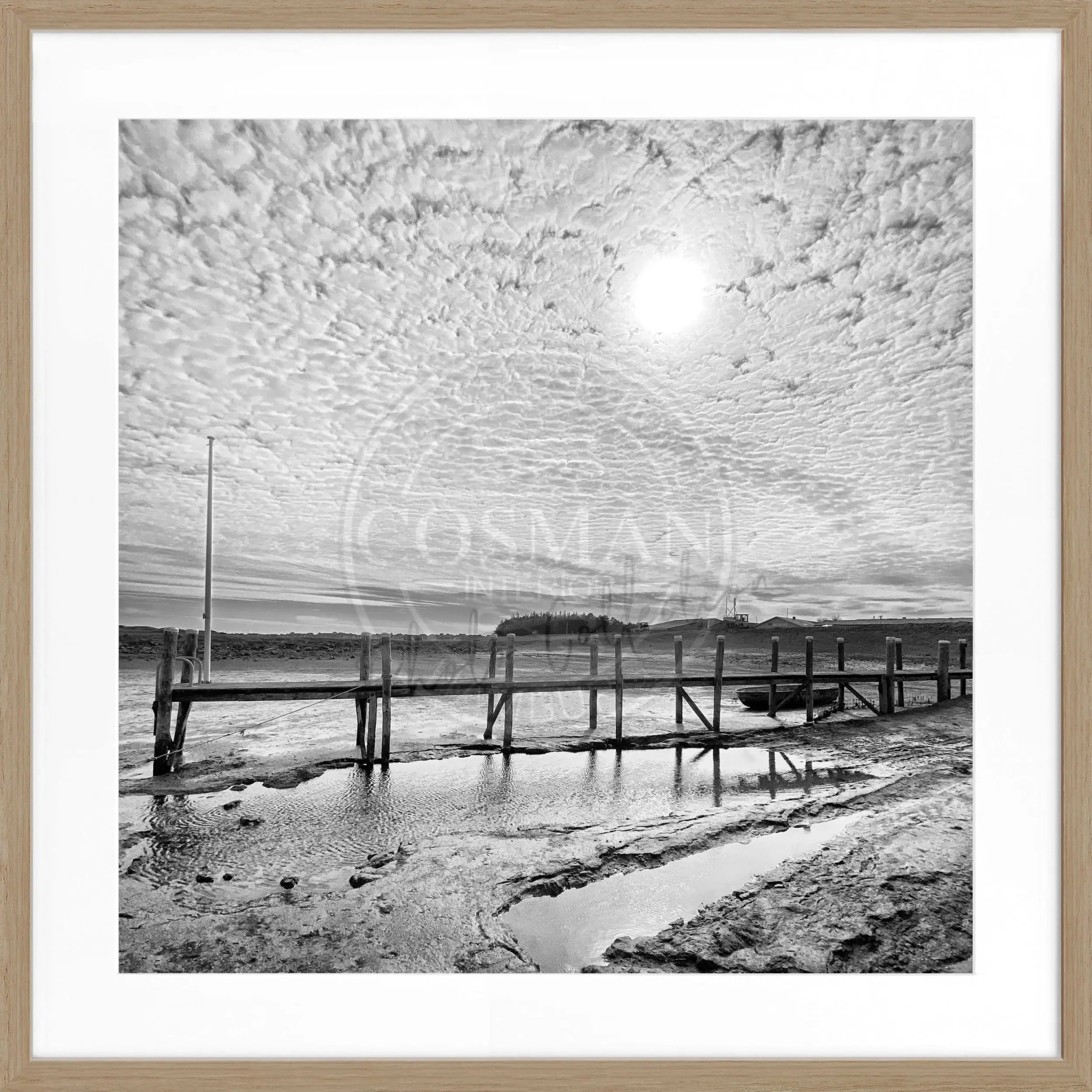 Schwarz-weiß Poster mit Rahmen von Cosman-Photocollection, zeigt den Hafen Rantum auf Sylt mit Steg, quadratisches Format 55x55 cm