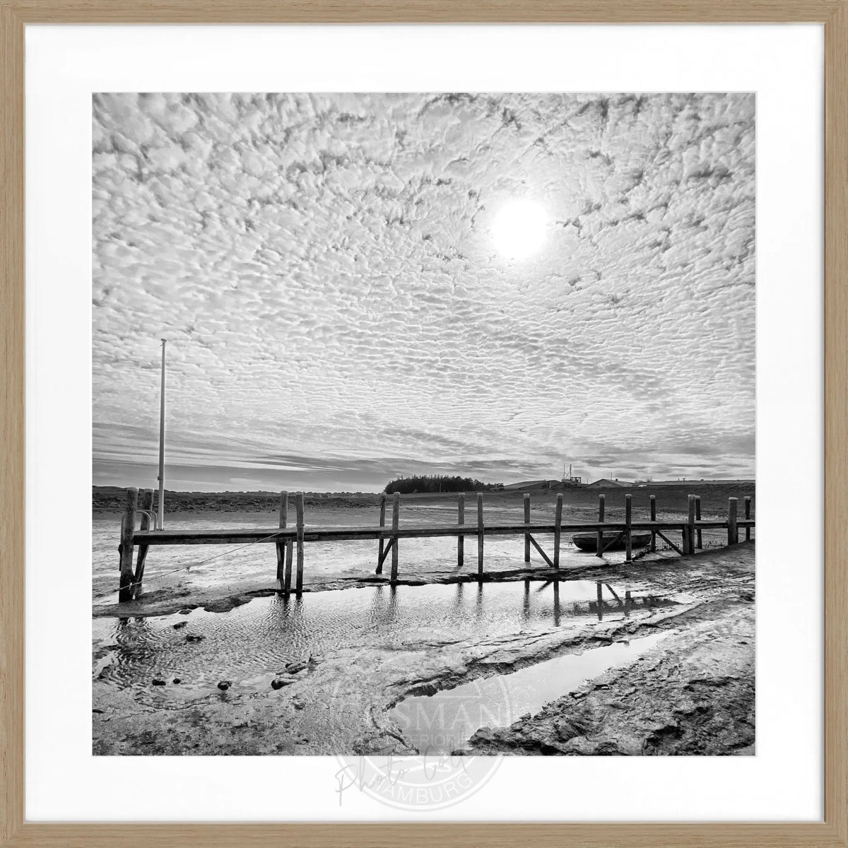 Schwarz-weiß Poster mit Rahmen von Cosman-Photocollection, zeigt den Hafen Rantum auf Sylt mit Steg, quadratisches Format 55x55 cm